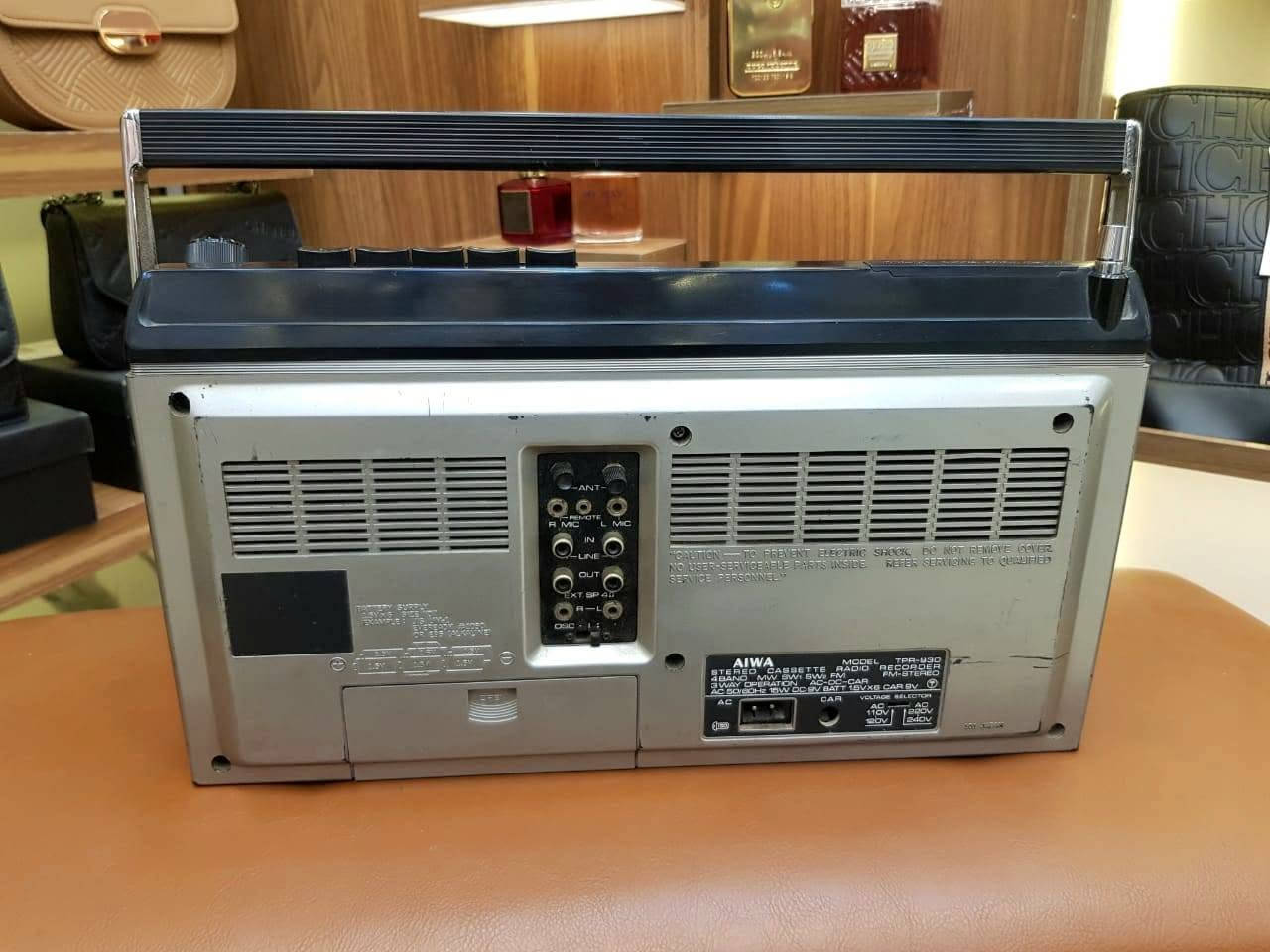 📼 تحفة يابانية أصلية من السبعينيات... AIWA TPR-930 
لو بتدور على جهاز كلاسيكي أصلي بقيمة حقيقية، فـ AIWA TPR-930 يعتبر من الأجهزة النادرة اللي لسه محتفظة
 بمكانتها بين هواة اقتناء أجهزة الزمن الجميل.

الجهاز تصميمه الأنيق وجودة تصنيعه اليابانية بيخلوه قطعة مميزة سواء للاستخدام أو للعرض والاقتناء.

📌 المواصفات:
● الموديل: AIWA TPR-930
● 🇯🇵 صناعة يابانية أصلية (Vintage Japan)
● راديو 4 Bands: FM / MW / SW1 / SW2
● كاسيت استيريو للتشغيل والتسجيل
● 4 سماعات لصوت استيريو غني وواضح
● عداد للشريط (Tape Counter)
● خاصية Memory Replay System
● خاصية Auto Stop
● ميكروفون داخلي للتسجيل المباشر
● مؤشرا VU Meter لمستوى التسجيل والصوت
● يعمل بالكهرباء أو 6 بطاريات كبيرة D-Size

جهاز نادر ومميز لعشاق أجهزة الكاسيت الكلاسيكية، ويعتبر قطعة اقتناء حقيقية تزداد قيمتها مع الوقت، كما يضيف لمسة راقية لأي منزل أو مكتب أو كافيه بطابع فينتج.
AIWA TPR-930... مش مجرد جهاز كاسيت، ده قطعة من تاريخ الصوت الياباني الأصيل من القطع الي بقي صعب الحصول عليها بالحاله دي

📞 للاستفسار أو معرفة السعر:
واتساب أو اتصال  :  01220822001


**إذا كنت صاحب هذا الإعلان وتريد حذفه لأي سبب، رجاءا أرسل رسالة إلى الدعم الفني**
