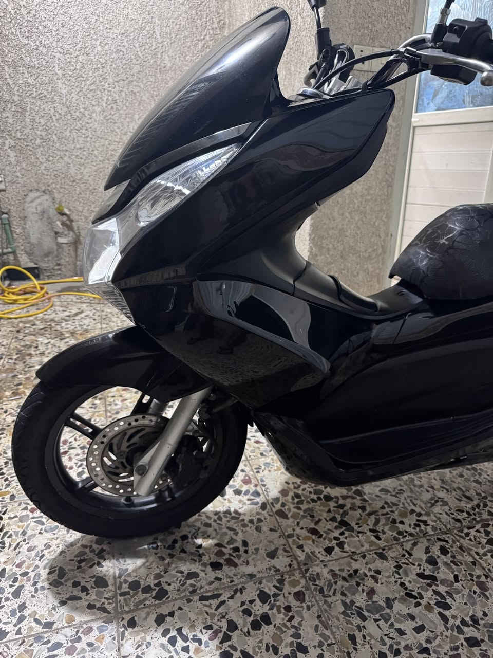 سلام عليكم PCX جيل اول ياباني JF
كفاله كفر ومكينه بلادي شخط واحد مابيهة 
صالنصه رياضي ☑️ستان حساس ☑️ 
حساس زدحام ☑️ منفيسهة وياها ☑️ 
شرط المكينه متسمع صوتهة جيب فيتر وتعال افحص ابيعلك من باب البيت السعر 1575وبيه مجال مكاني الامين الثانيه رقمي ***********
