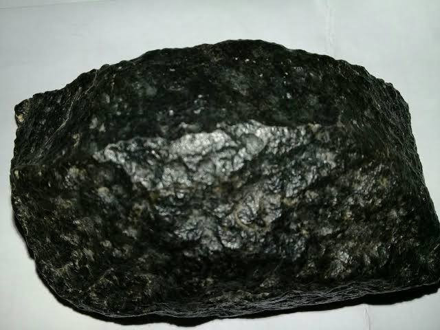 🚨 حجر من الفضاء… وأنواع مختلفة وأسعار مذهلة! 🌌💎
هل تعلم أن النيازك ليست نوعًا واحدًا؟
بل تنقسم إلى عدة أنواع، ولكل نوع قيمة مختلفة!
✨ أهم أنواع النيازك:
🔹 النيازك الحديدية
تتكوّن من الحديد والنيكل
✔ ثقيلة جدًا وتنجذب للمغناطيس
💰 السعر: من 1 إلى 5 دولارات للغرام
🔹 النيازك الحجرية
الأكثر انتشارًا
✔ تشبه الصخور لكن لها خصائص مميزة
💰 السعر: من 1 إلى 3 دولارات للغرام
🔹 النيازك الحديدية الحجرية (النادرة)
مزيج بين المعدن والحجر
✔ شكل جميل ونادر جدًا
💰 السعر: من 10 إلى 50 دولارًا للغرام
🌟 بعض النيازك النادرة جدًا قد تُباع بآلاف الدولارات!
🔍 كيف تميّزه؟
✔ ثقيل بالنسبة لحجمه
✔ يجذب المغناطيس
✔ سطحه داكن كأنه محترق
❌ انتبه:
ليس كل حجر غريب هو نيزك… السوق مليء بالخدع!
👇 برأيك:
أي نوع أعجبك أكثر؟
🔔 تابع الصفحة لاكتشاف أسرار الأحجار النادرة والمذهلة 💎🌍


**إذا كنت صاحب هذا الإعلان وتريد حذفه لأي سبب، رجاءا أرسل رسالة إلى الدعم الفني**