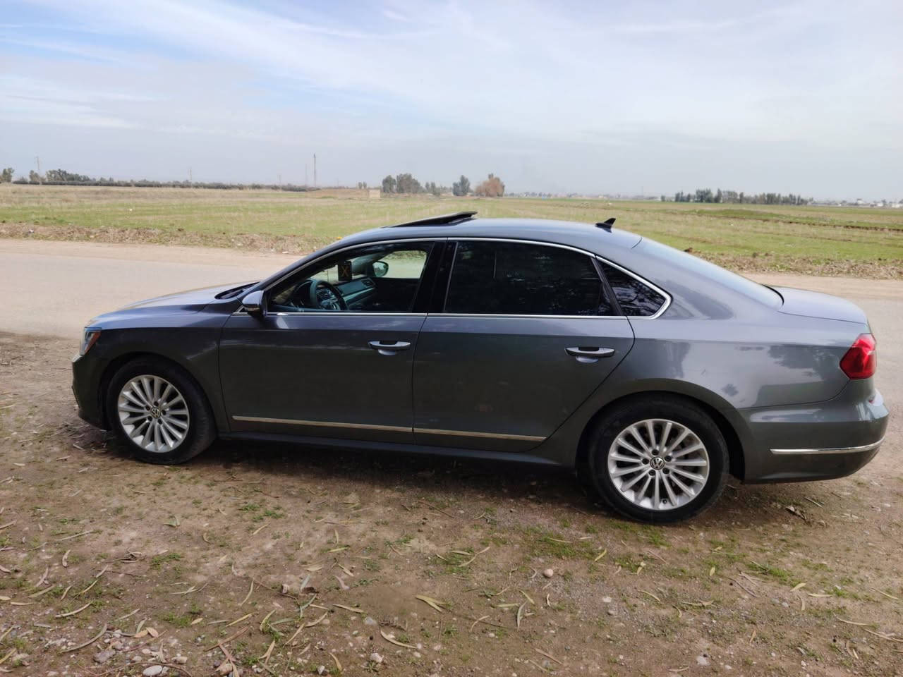 فولكس فاجن باسات موديل 2016
المواصفات : SE 
الممشى: 100mi قابلة للزيادة
لون : نفطي 
رقم سيارة : سليمانية انكليزي
بيها بطاقة بانزين 
المحرك: 4 سلندر (تيربو) المرغوب اقتصادي وقوي حجم 1.8
الضرر: بونيد وجاملغ سكن امامي تجاري ورصعات خفيفه جدا  
حالة الكير والمكينة : حالة الوكالة شرط الفحص
المواصفات:
فول ما عده البصمة 
سقف سلايد 
داخل ملكي 
كشن كهربائي 
كشنات تدفئه
كشنات جلد (اسود)
رادار امامي وخلفي 
كامرة خلفيه 
شاشة لمس أندرويد + AUX 
ويل كروم حجم 17 
تحكمات استيرن جهتين فول
مثبت سرعة 
وتحكم سرعة 
الأوامر الصوتية 
تحكم في الصوت 
كير اتوماتيك وعادي
مرايا جانبية كهربائية
اشاير بلمري
خاصية ميلان للمري
خاصية تدفئة المرايا الجانبية 
زر الطوارئ (SOS) 
فتحات تكييف خلفية
منفذ USB
قفل الأبواب المركزي
فرامل ABS + نظام ثبات إلكتروني ESP
وسائد هوائية أمامية وجانبية
تكييف ممتاز جدا حار/بارد
تحكم فتح واغلاق الجامات وفتح واغلاق  السلايد عن طريق الريموت
مصابيح الضباب
زر التحكم في شدة الإضاءة
مصابيح أمامية ناصي وعالي زنون  عدسات ب 200 دولار شديتها  
وبعد بيها هواي مواصفات معروفة 
 شرط التحويل والوكالة
 موقع السيارة: ( كركوك )
السعر : 140 وبي مجال بسيط
للتواصل: ***********
