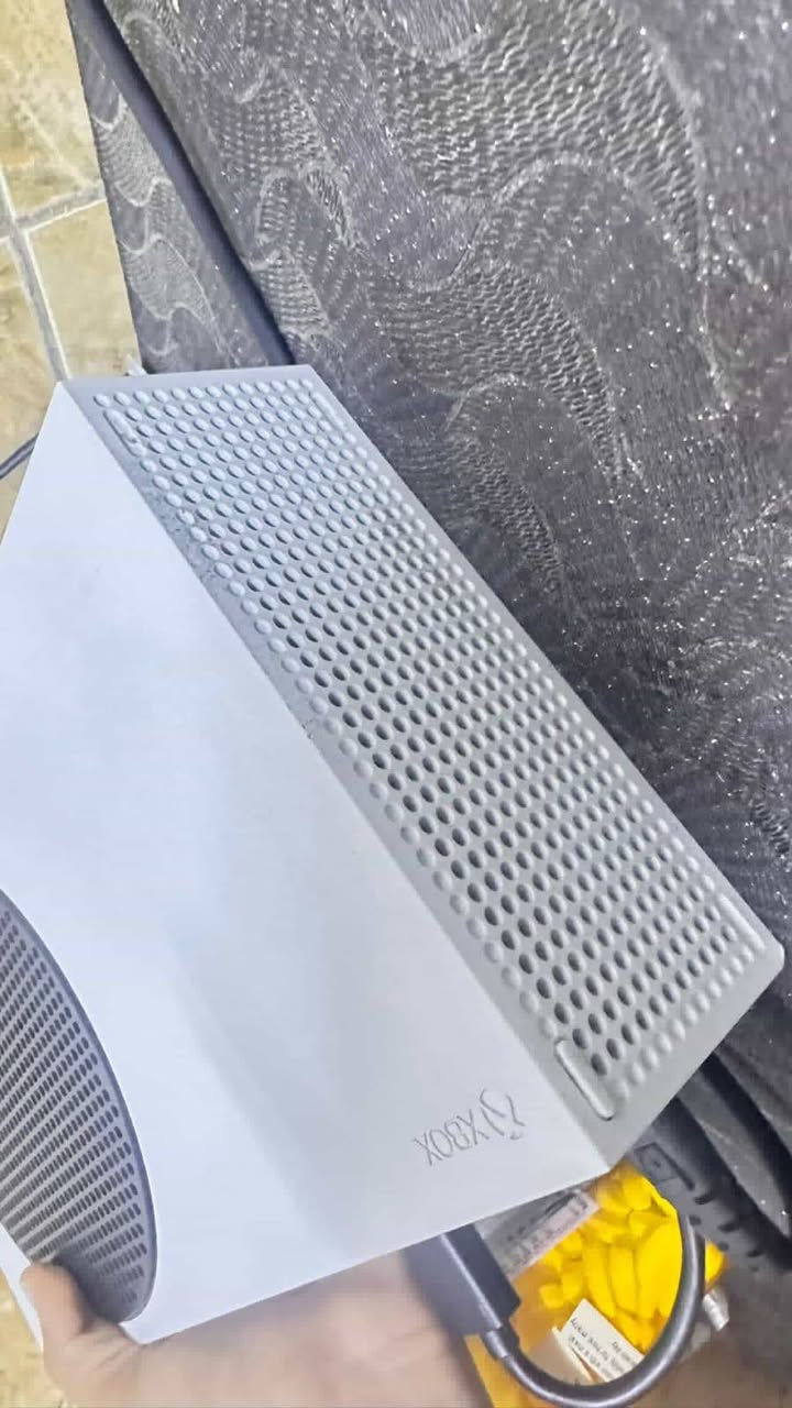 السلام عليكم للبيع إكس بوكس سيريس اس نظيف جدا استخدام قليل مع كافة الملحقات الأصلية والكارتون بيع بسعر 350 او مراوس مع بلي 5 مكاني بغداد حي الجهاد الاتصال على ***********
