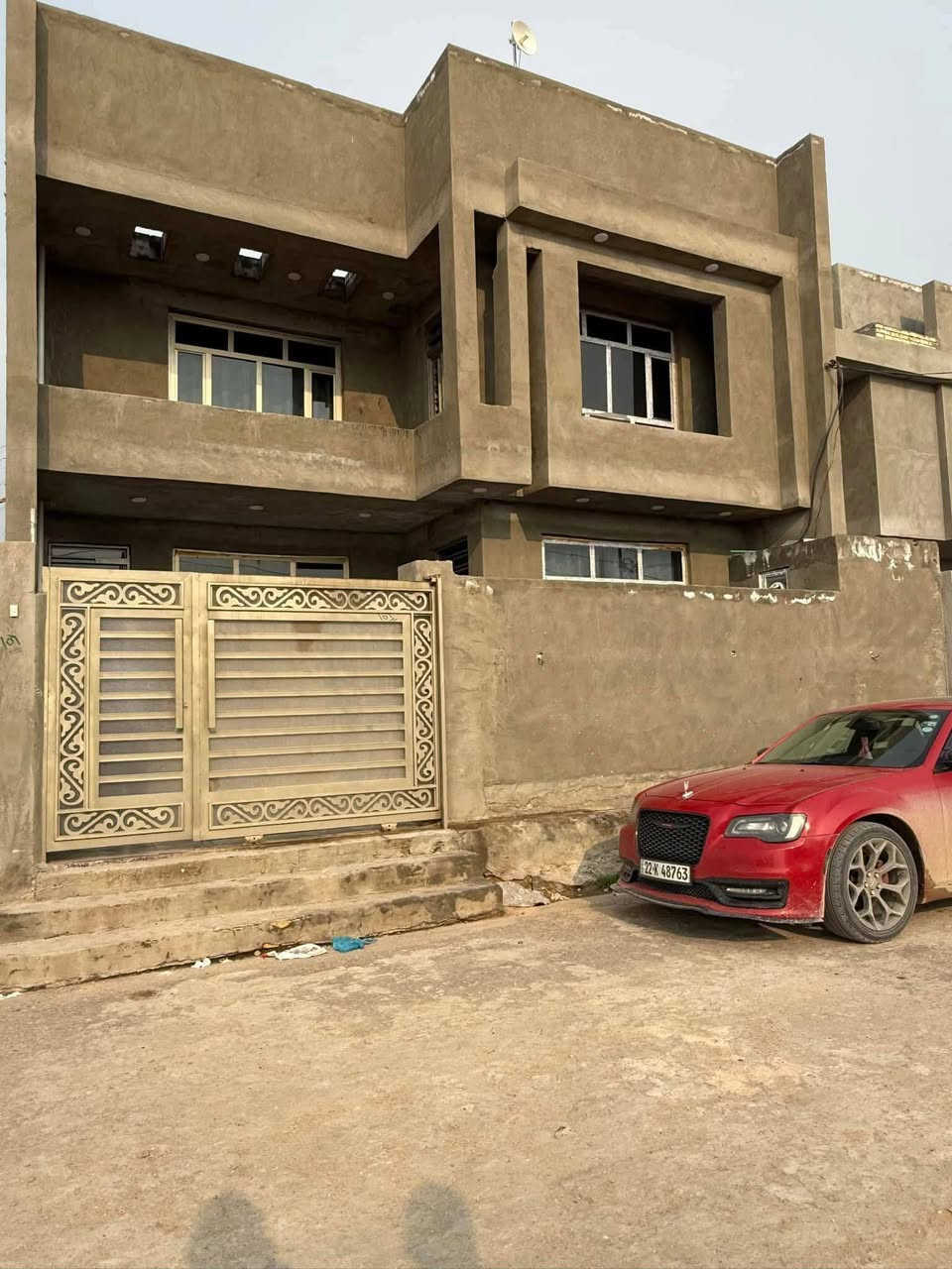 دار للبيع طابو زراعي سند 25 الموقع زوير الغربي قرب الملعب الخماسي المساحه 200متر مربع بناء حديث طابقين الارضي يتكون من صاله هول مطبخ حار وبارد وغرفتين نوم الطابق الثاني 3غرف نوم وهول مجمع صحيات عدد3 وكراج سياره للاستفسار مكتب النبل للعقار والبناء والهندسه *********** واتساب ***********
