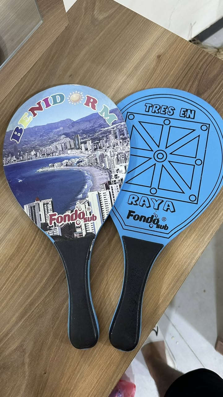 مضارب اليفيدنه ينطي بيهن سعر
هذه مضارب شاطئية (Palas de playa)، وتُستخدم للعب لعبة تُعرف باسم:
كرة المضرب الشاطئية / Palas / Beach Paddleball
 • تُلعب عادةً على الشاطئ بين شخصين أو أكثر
 • الهدف هو تبادل ضرب الكرة بين اللاعبين دون أن تسقط على الأرض
 • لا تحتاج لشبكة مثل التنس، وغالبًا تُلعب بشكل ترفيهي
Benidorm المضرب تشير لمدينة إسبانية


**إذا كنت صاحب هذا الإعلان وتريد حذفه لأي سبب، رجاءا أرسل رسالة إلى الدعم الفني**