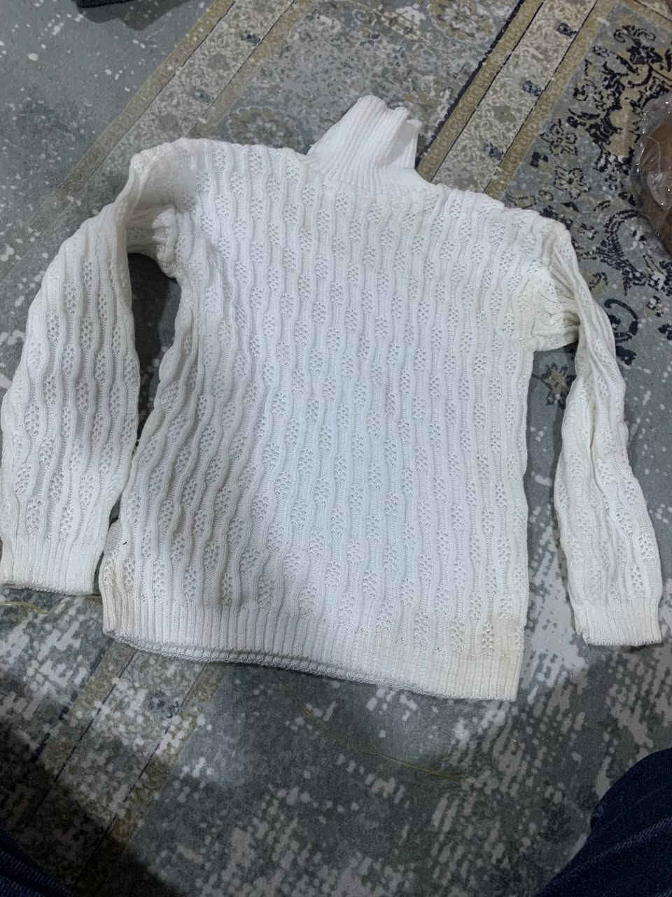 هیلەک سوف خوری پیاوان چوار ڕەنگە٢١ دانەیە
فانیلەی سوفی  منالان ٢٥ دانەیە 
بیجامەی پیاوان٦ دانەیە
جۆراب زستانە ٥ دەرزەن

حەوت قایش پشت 
١٢٧ کڵاو زستانە 
***********
هەرکەسیش گشتی بوات لە جوملە هەرزانتر ئەیدات
