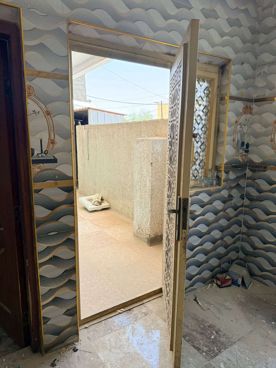 للايجار
شقه طابق اول درج معزول في الجبيله الصحفيين تحتوي على غرفه صاله مطبخ صحيات السعر 500
***********
