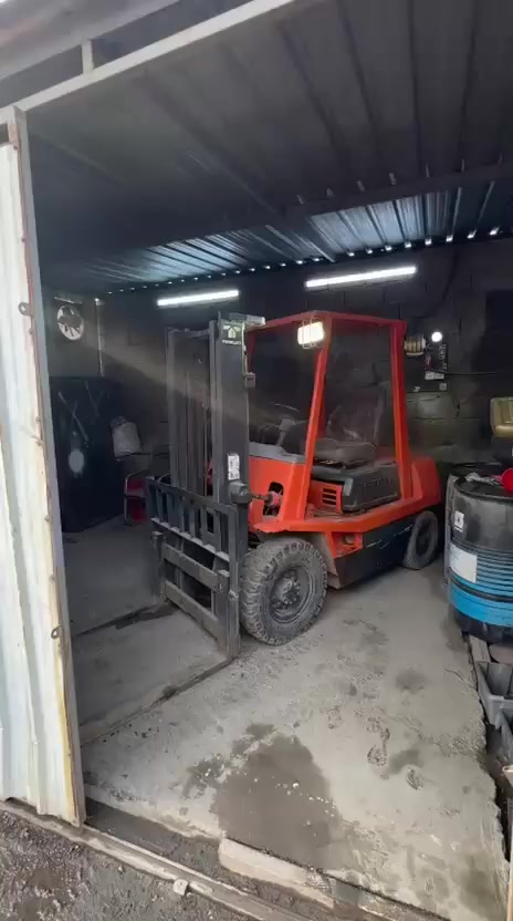 رافعة شوكية للبيع تويوتا طنين ونص حركتين ياباني بسعر ٥ مليون المكان بغداد البياع الحي  الصناعي ***********
