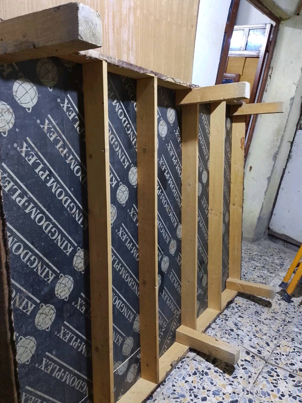 غرفة نوم تتكون من سرير مريح مع مسند خشبي مزخرف، وتسريحة مع مرآة كبيرة وأدراج تخزين، وخزانة واسعة بتصميم جميل ومرآة رائعة. تشمل أيضاً مراتب وقطع خشبية قوية وأنيقة، مثالية لتجديد غرفة النوم بأسلوب كلاسيكي فاخر.