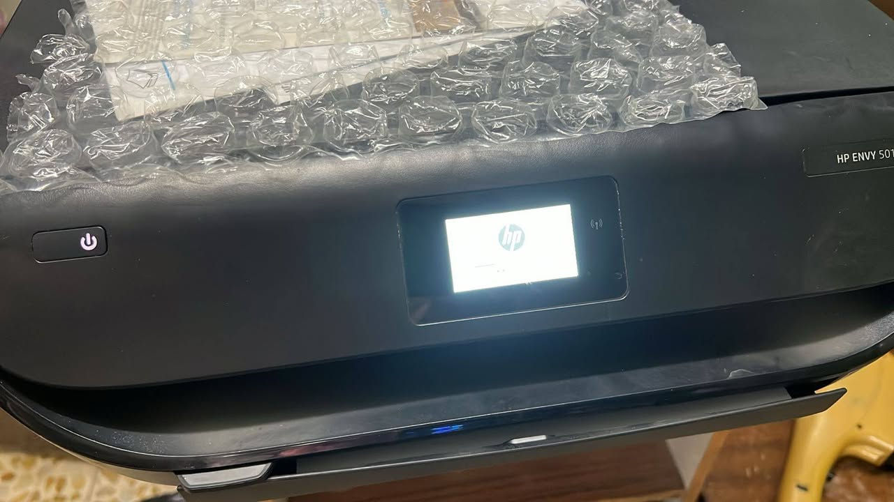 بغداد سعره 40  متروكه طابعة HP ENVY 5014 هي طابعة منزلية متعددة الوظائف (طباعة + نسخ + مسح ضوئي + صور)، وهذه أهم مواصفاتها باختصار:

🖨️ المواصفات الأساسية

* النوع: طابعة نفث حبر (Inkjet) من HP
* الوظائف: طباعة + نسخ + مسح ضوئي + طباعة صور  
* الدقة:
    * أسود: حتى 1200 × 1200 dpi
    * ألوان: حتى 4800 × 1200 dpi  
* سرعة الطباعة: حتى 10 صفحات/دقيقة (أسود)  

📶 الاتصال

* Wi-Fi (لاسلكي)
* USB 2.0
* دعم الطباعة من الهاتف (AirPrint / HP Smart / Mopria)  

📄 الورق والسعة

* درج إدخال: حوالي 100 ورقة
* درج إخراج: 25 ورقة  
* الطباعة على أحجام مختلفة (A4، صور، بطاقات)

📠 الماسح الضوئي

* نوع: Flatbed (سطح مسطح)
* دقة: حتى 1200 dpi


**إذا كنت صاحب هذا الإعلان وتريد حذفه لأي سبب، رجاءا أرسل رسالة إلى الدعم الفني**