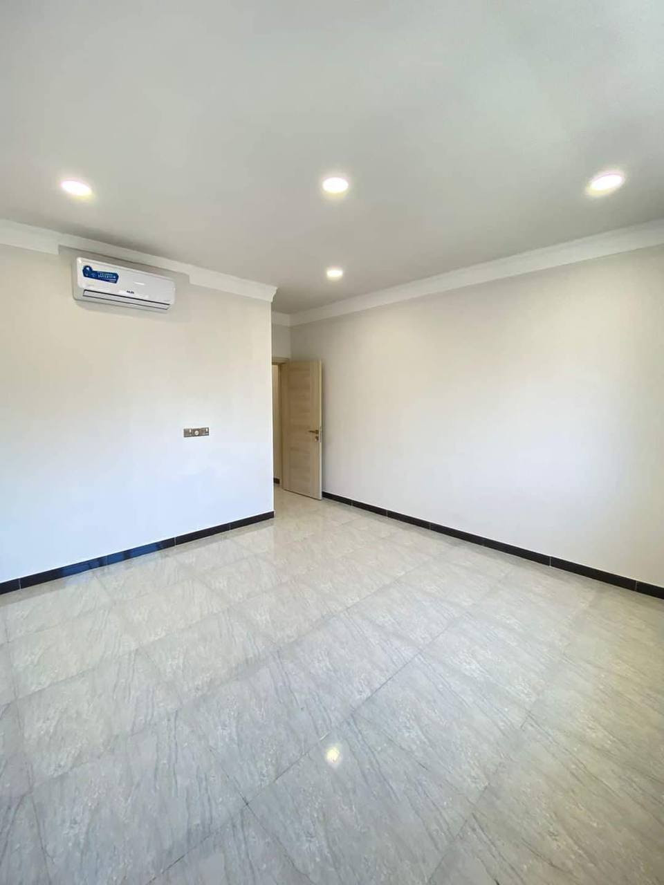 شقه للأيجار في مجمع ابراج حيفا السكني  في قلب بغداد
المساحه 125م الطابق 11 متكونه من :-
صاله 
غرف نوم عدد 2
حمام
مطبخ
بالكونات عدد 2
الشقه مطله على نهر دجله ومزوده بكاونترات متكاملة للمطبخ وحمام متكامل وسبالت تدفئة وتبريد عدد 3 مع سخان ماء
يوجد ايضا:
ثلاجة 
غسالة 
طباخ و ساحبة
راوتر و باور بنك 
تلفزيون 
قنينة غاز مع المنظم 
كامرا مراقبة 

اما المجمع ف يوجد فيه مصاعد عدد 3 وكهرباء 24 ساعه مع كراج خاص وسكيورتي وعمال نظافه ومكب نفايات

للأستفسار  
***********
