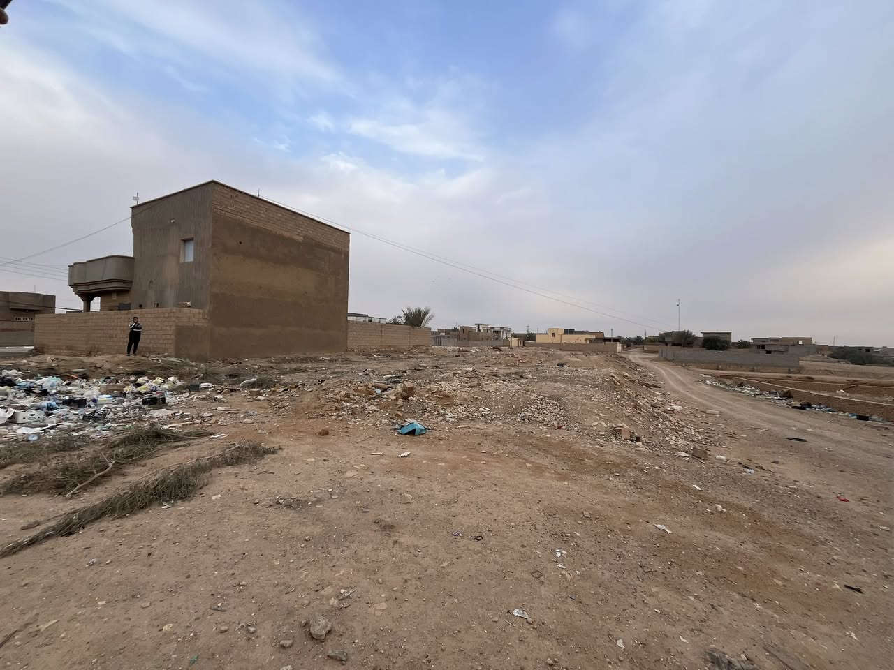 قطعه ارض للبيع في حي تنك قرب شارع العام حولي الاذاعه مساحتها 680 متر استفسار اتصل ع رقم ***********
