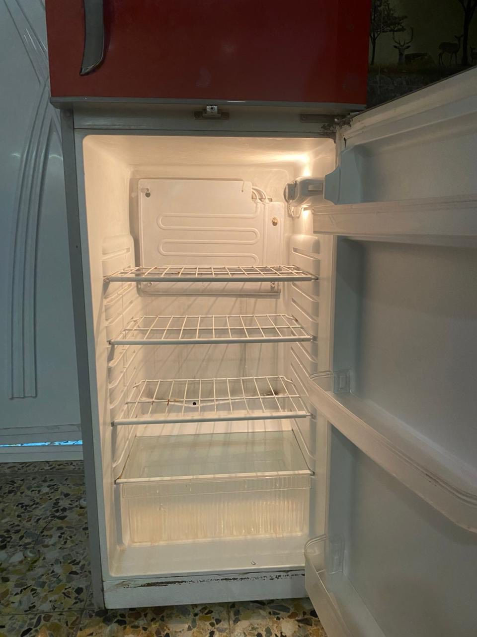 ثلاجه شغاله للبيع اي ضرر مابيها السعر 125 بيها مجال بسيط مكاني بغداد البنوك ***********
