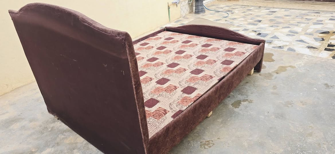 تخت نفرين للبيع كلش، نظيف السعر 150 للاستفسار ***********
