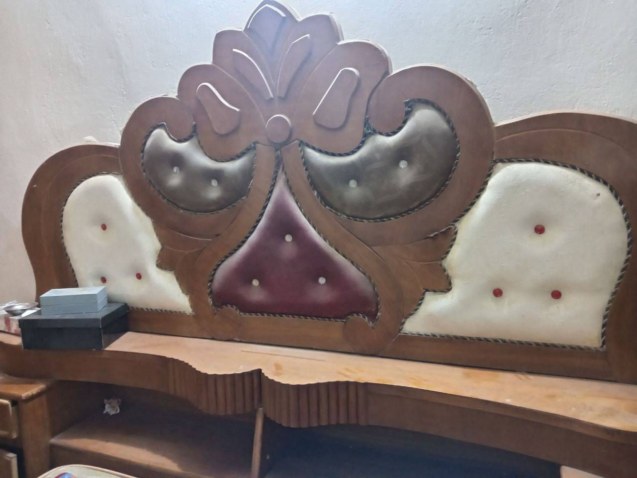 السلام عليكم غرفة نوم لبيع ب500 وبيها مجال الاتصال ع الرقم ***********
