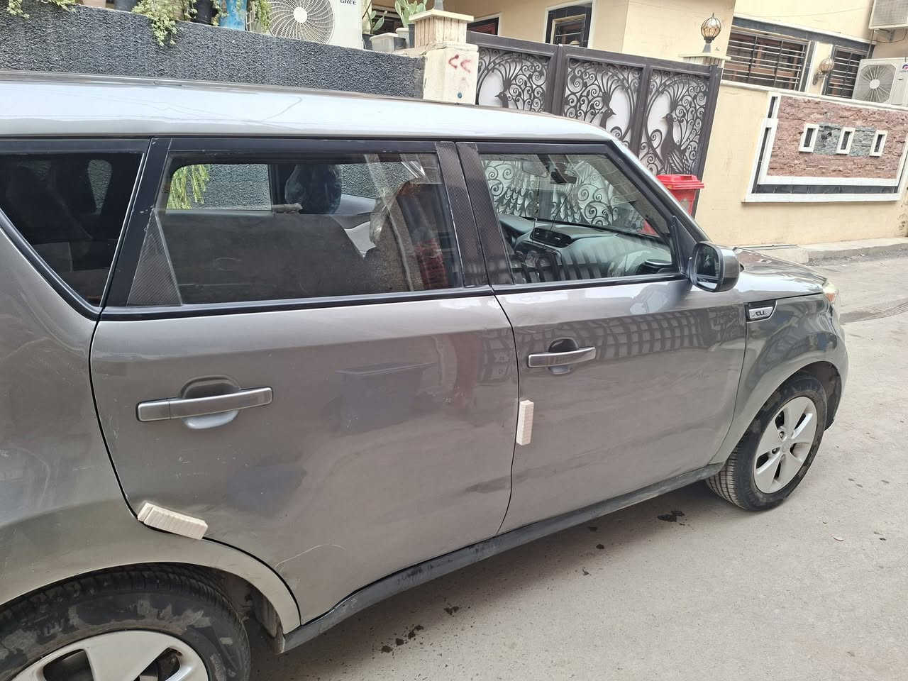 كيا سول موديل ٢٠١٥
رقم بغداد مشروع وطني شرط التحويل 
وارد امريكي الحادث موضح بالسونار ايرباك البردة بصف السايق متضرر من الحادث
محرك ١٦٠٠ gdi
ماشية ٧٤الف ميل
الكير والمحرك سليم بدون اعطال وعليها ادامة تنظيف مجاول وجويتر وبلكات اصلية وعبوة فيت بمب وفيت بمب اصلي وبدون دوانز
تبريد بي ليك 
تدفئة شغالة 
استخدم دهن محرك نوع ميتاسو ياباني 
استخدم فقط بانزين محسن 
استخدامي قليل جدا للسيارة اشتريتها ماشية ٧١ حاليا ماشية ٧٤
السعر ١٠٥$ وبيها مجال بسيط 
مكاني بغداد سبع ابكار


**إذا كنت صاحب هذا الإعلان وتريد حذفه لأي سبب، رجاءا أرسل رسالة إلى الدعم الفني**