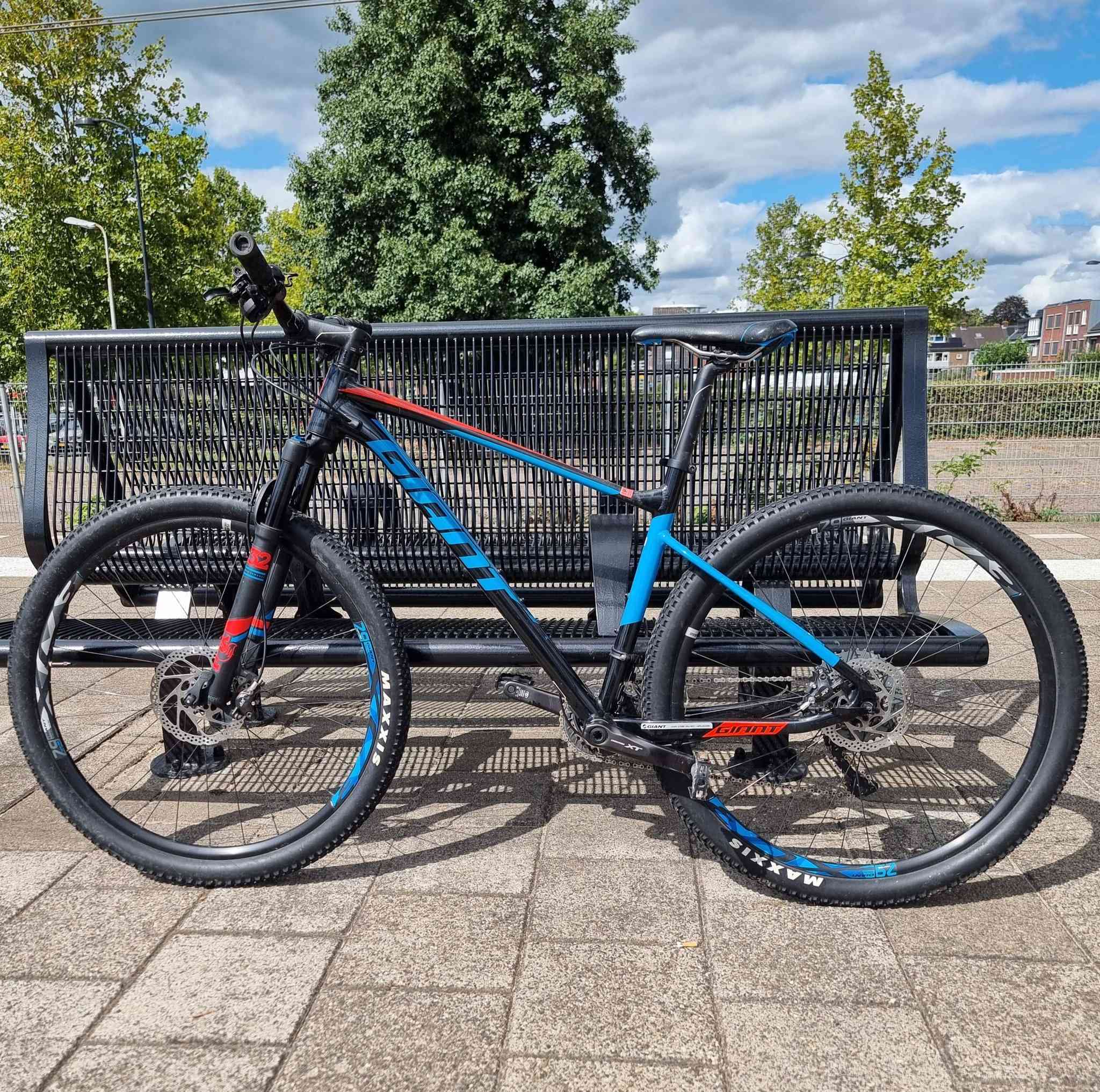 السلام عليكم كباتنة الطيبين👋
توكلنا على الله وأيه الرزق للجميع 
#للبيع دراجة جبلي جاينت صنع هولندي 🇳🇱 اصلي فئة Hardtail بالعافية  للياخذهة 
لون مميز وحلو الدراجة مثالية وقوية للطرق الوعرة، الصعود والنزول، وحتى الاستخدام الرياضي اليومي براحة وثبات عالي. يعني انسى الطسات ووجع الظهر وألام المفاصل. أحسن متاخذ دراجة مو اصلي ورة اسبوع تكوم توصوص وتنومك يم المصلح 😅 وتعبك احنة نوفرلكم دراجات ماركات عالمية اصلية استيراد مباشر من هولندا 🇳🇱
✅ المواصفات والفوائد للمستخدم: 
لشة أو فريم ألمنيوم خفيف وقوي → تحكم أفضل وتعب أقل أثناء القيادة قياس ميديم M مناسب لمعظم الأطوال ويوجد أيضآ قياس لارج L  نظام نقل حركة شيمانو أكس تي XT  11X2 الدراجة كلهة مختمة XT تبديل ناعم وسريع بدون تقطيع وعمر اطول صيانة اقل بريكات XT هايدروليك 
ممتص صدمات دبل امامي  Fox 32 Performance  راحة وثبات أعلى بالطبات والطرق الصعبة  ويالة قياس 29 نظام شيفت تايرات ماكسس Maxxis الدراجة جاهزة للركوب مباشرة بدون أي مصروف إضافي مناسبة للمبتدئ والمحترف بنفس الوقت
📍 الموقع: بغداد – حي البنوك – قرب مثلجات الصفصاف
📩 لأي استفسار أو تجربة الدراجة، راسلني خاص أو على الواتساب 009647765417960 وتدلل 🤝
⚠️ ملاحظة:
ناشر أكثر من دراجة بحسابي، ويوجد استيراد مباشر من وكالات أوربية عالمية، كل القطع أصلية 100% مع وصولات 🔥
نتعامل مع أفضل الماركات العالمية:
SRAM . SHIMANO . Campagnolo . Maxxis . Schwalbe . Vittoria . Bontrager . Rockshox . Fox . Mavic .Garmin . wahoo.  Poc . Cube .  DT SWISS . Cannondale . Santa cruz . Trek . Giant ... وغيرها #دراجة_جبلية #دراجات #بيع_دراجة #بغداد #دراجة_هوائية  #Sram  #Baghdad


**إذا كنت صاحب هذا الإعلان وتريد حذفه لأي سبب، رجاءا أرسل رسالة إلى الدعم الفني**