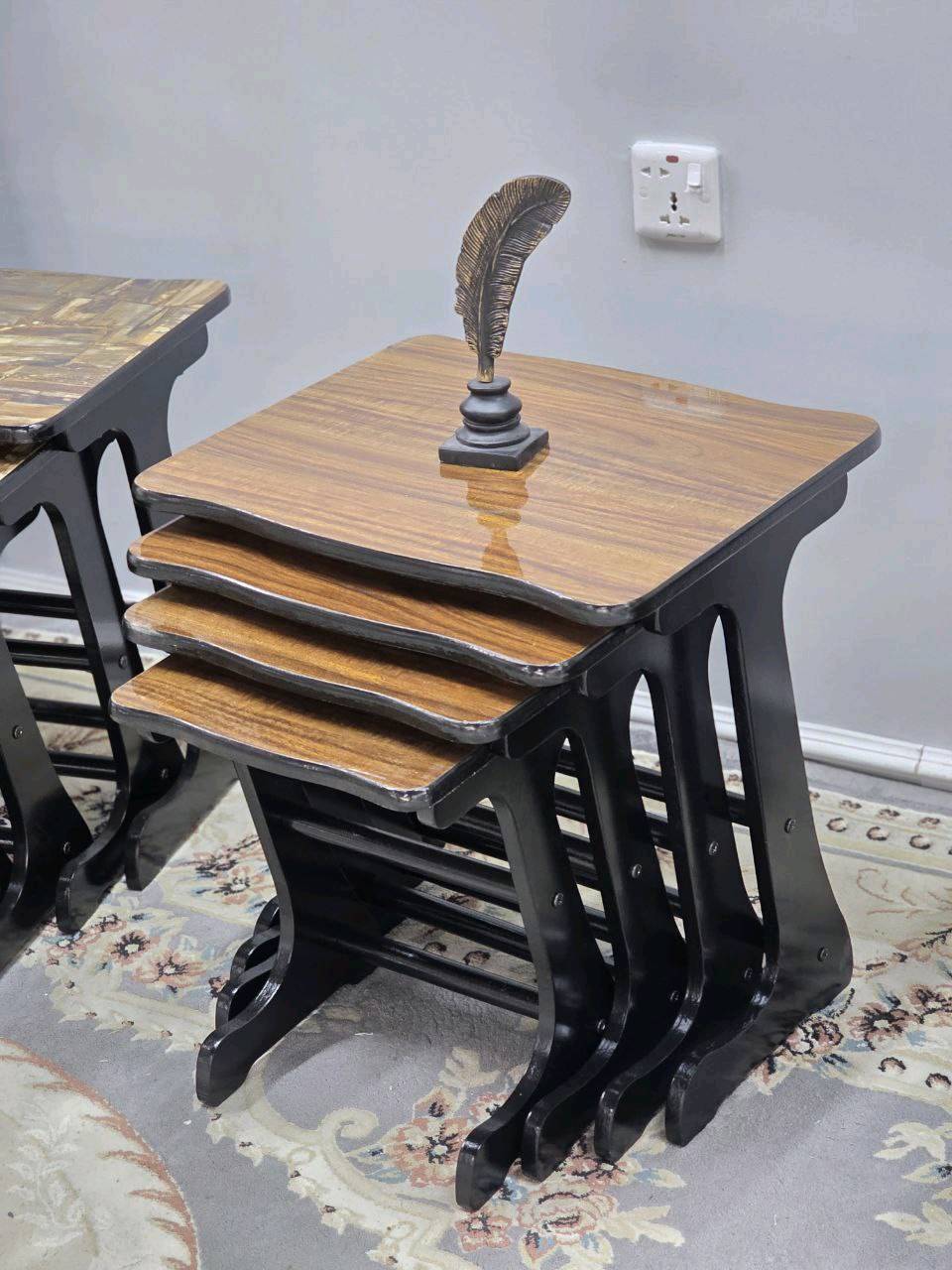 مجموعة طاولات عملية وأنيقة مصنوعة من الخشب المتين، مثالية للاستخدام في غرفة المعيشة أو المكتب. تتميز بتصميم عصري ومرونة عالية حيث يمكن تكديسها لتوفير المساحة. الألوان متوفرة بالشكل الموضح في الصور مع لمسات ديكورية مميزة تعزز جمال المكان.