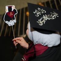 تخرجك لحظة لا تُنسى' دعنا نوثقها لك بأجمل الصور احجز جلستك الان واستمت...