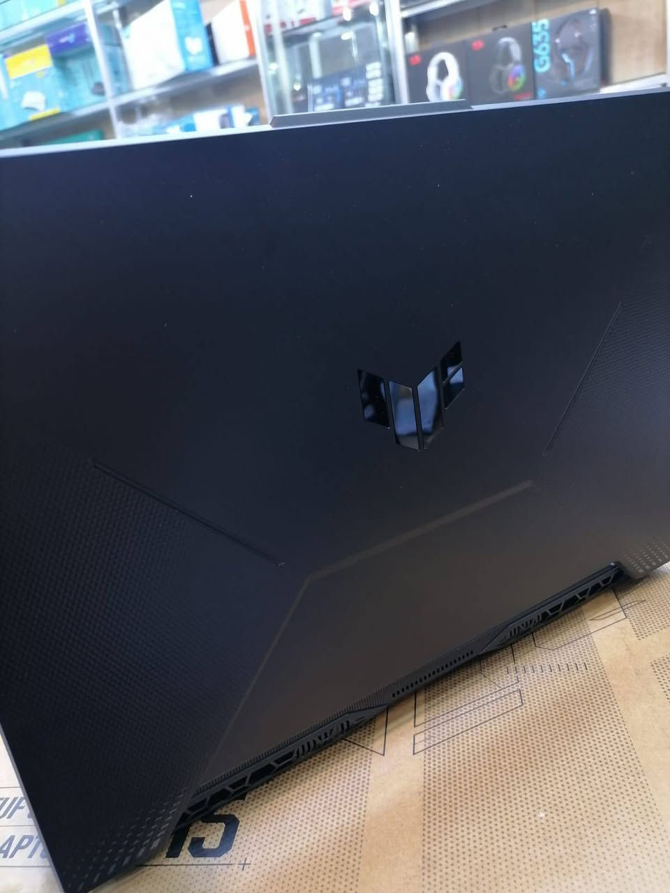 Asus tuf gaming 15
ابرز المواصفات

- المعالج: معالج Intel® Core™ i7-12700H من الجيل الثاني عشر بسرعة 2.3 جيجاهرتز (ذاكرة تخزين مؤقتة سعة 24 ميجابايت، تصل إلى 4.7 جيجاهرتز، 14 نواة: 6 نوى P و8 نوى E).
- الذاكرة: ذاكرة DDR4-3200 SO-DIMM سعة 16 جيجابايت، الحد الأقصى للسعة: 32 جيجابايت، تدعم ذاكرة ثنائية القناة.
- التخزين: نصف تيرا NVMe SSD.
- الرسوميات: بطاقة معالجة الرسومات NVIDIA® GeForce RTX™ 3050 للكمبيوتر المحمول، بسرعة 1790 ميجاهرتز* عند 95 وات (تردد تعزيز 1740 ميجاهرتز + 50 ميجاهرتز OC، 80 وات + 15 وات ديناميكي)، ذاكرة GDDR6 سعة 4 جيجابايت.
- الشاشة: شاشة 15.6 بوصة، FHD (1920 × 1080) 16:9، قيمة IPS-level، شاشة مضادة للتوهج، sRGB: 62.50%، Adobe: 47.34%، معدل التحديث: 144 هرتز، Adaptive-Sync، MUX Switch + Optimus.

أهم الميزات:

- شاشة بمعدل تحديث عالٍ لعرض مرئي سلس.
- معالج رسومات NVIDIA RTX 3050 مخصص لتعزيز أداء الألعاب.
- نظام تبريد متطور مع مروحتين وتقنية مقاومة الغبار.
- لوحة مفاتيح بإضاءة خلفية RGB لتخصيص المظهر.
- هيكل متين بلون Mecha Gray مصمم وفقًا لمعايير الدرجة العسكرية

سعر مليون وبي مجال 
البصرة مركز مدينة 
***********
