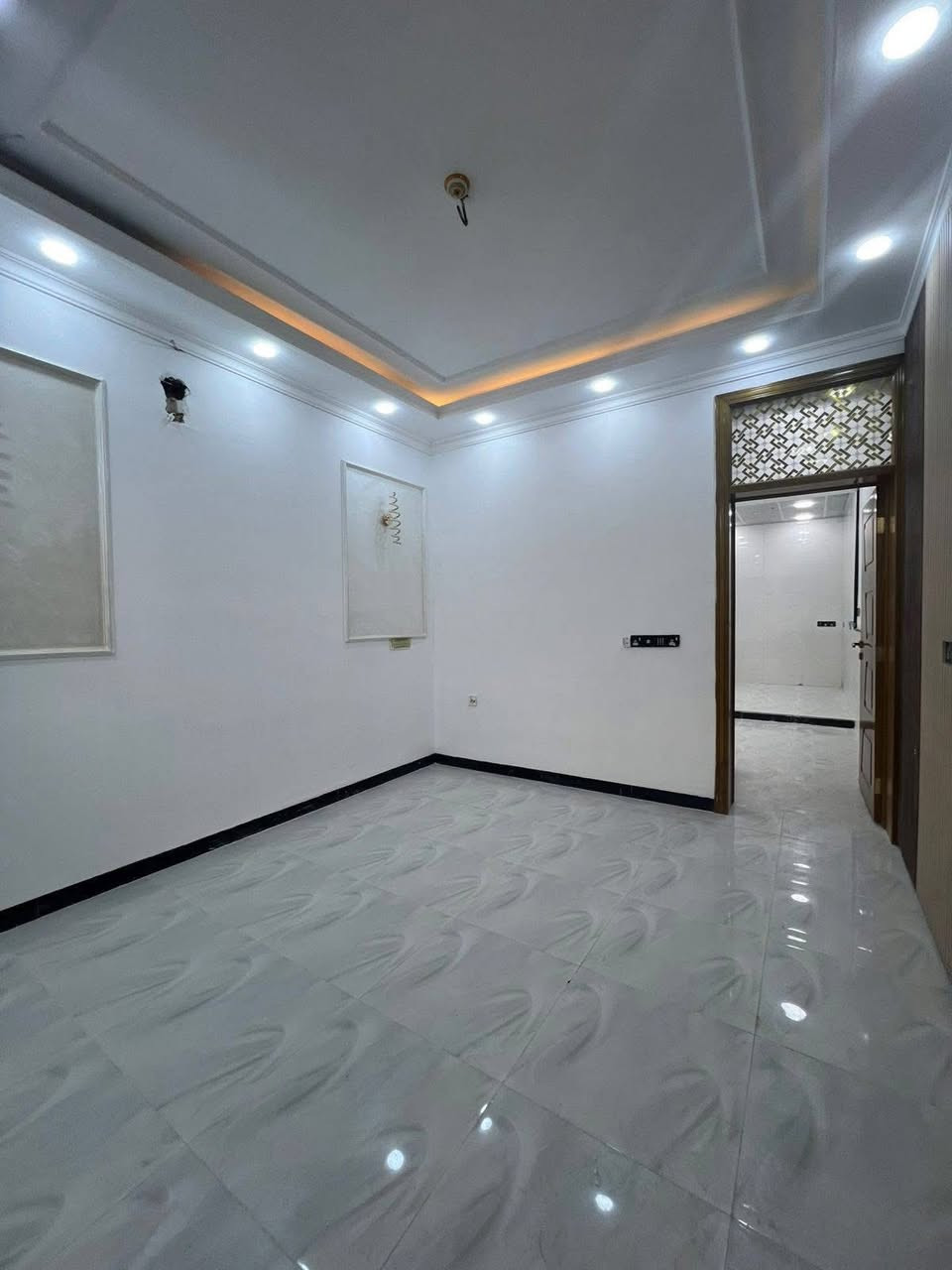 🏠 فرصة استثنائية للسكن العائلي - دار أحلامك في حي ميثم التمار 🏠
لأننا في مكتب سمو الملك 👑للعقار والمقاولات في كربلاء نهتم بأدق التفاصيل، نوفر لكم اليوم منزلاً يجمع بين جودة البناء وموقع الخدمات المتكاملة.
​📍 الموقع: كربلاء حي ميثم التمار قرب مستشفى الكفيل (قرب أسواق برتقالة).
​✨ مواصفات العقار:
​المساحة: 50 متر 
​التصميم: طابقين بتصميم هندسي مريح وعملي.
​جودة البناء: بناء طابوق درجة أولى (ضمان المتانة).
​🛋️ التقسيم الداخلي:
​استقبال واسع.
​صالة عائلية مريحة.
​مطبخ مجهز.
​صحيات متكاملة.
​غرفتي نوم (2).
​التشطيب: سقف مغربي مميز مع ديكورات عصرية داخلية بالكامل.
​📜 الوضع القانوني:
​سند 25 م + إقرار محكمة.
​مكاتبة رسمية ومضمونة مع صاحب الأرض.
​🌟 المميزات:
كافة الخدمات الأساسية متوفرة في المنطقة، مما يجعلها خياراً مثالياً للسكن أو الاستثمار.
​📞 للاستفسار والحجز، يرجى الاتصال أو المراسلة عبر الواتساب:
📱 ***********

📱 ***********
​مكتب سمو الملك 👑للعقار والمقاولات في كربلاء 
نحن نضع خبرتنا لخدمتكم وتلبية طموحاتكم في العثور على المسكن الأفضل.
— بإدارة زهير الحسناوي 
‏، ‏محافظة كربلاء‏‏.
