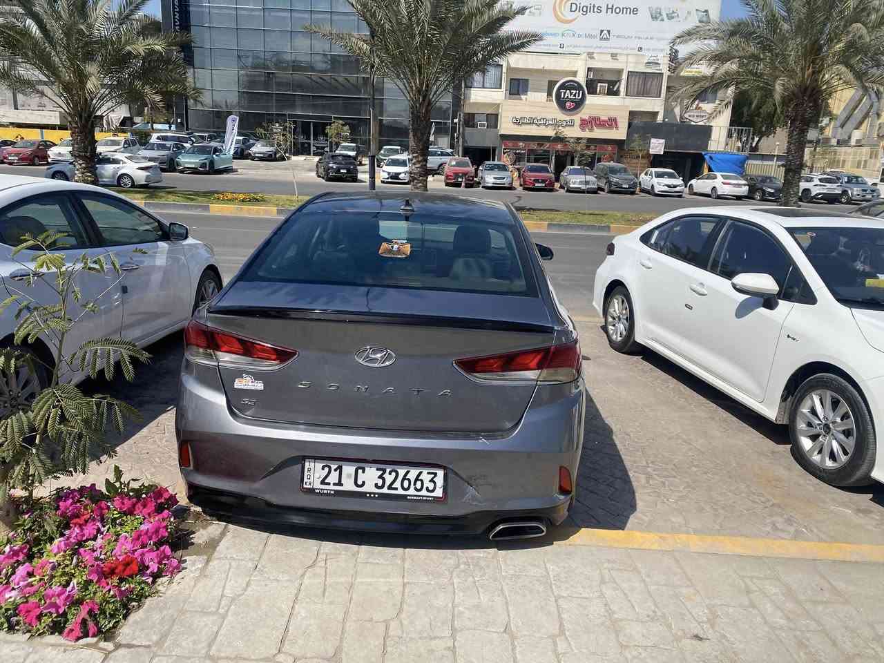 #سوناتا2018 امريكي حادثها جاملغ وشوية بلبنيد وباب سائق مرشوش      السياره مواصفات SE داخل لونين بيجي واسود تحكمات ستيرن 
شاشة جبيرة كاربلاي 
حساسات +رادار 
منظومة زنون ام 300 دولار
كامرة خلفية
3وضعيات قيادة نضام ايكو اقتصاد +سبورت
بك لايت لد نقطة عمياء+مانع انزلاق
تخم تاير جديد صدر جديد سيارة مابيها اي نقص
محرك 2400GDi جديد لا تبخير ولا مفتوح
ماشية 81 
رقم سليمانية باسمي تحويل او وكالة هزة وفحص جديد سنوية إلى 2030

سعر 118وبيها مجال
مكاني بغداد الأعظمية 
***********

صور الحادث بلمنشور ولسونار موجود بلمنشور
