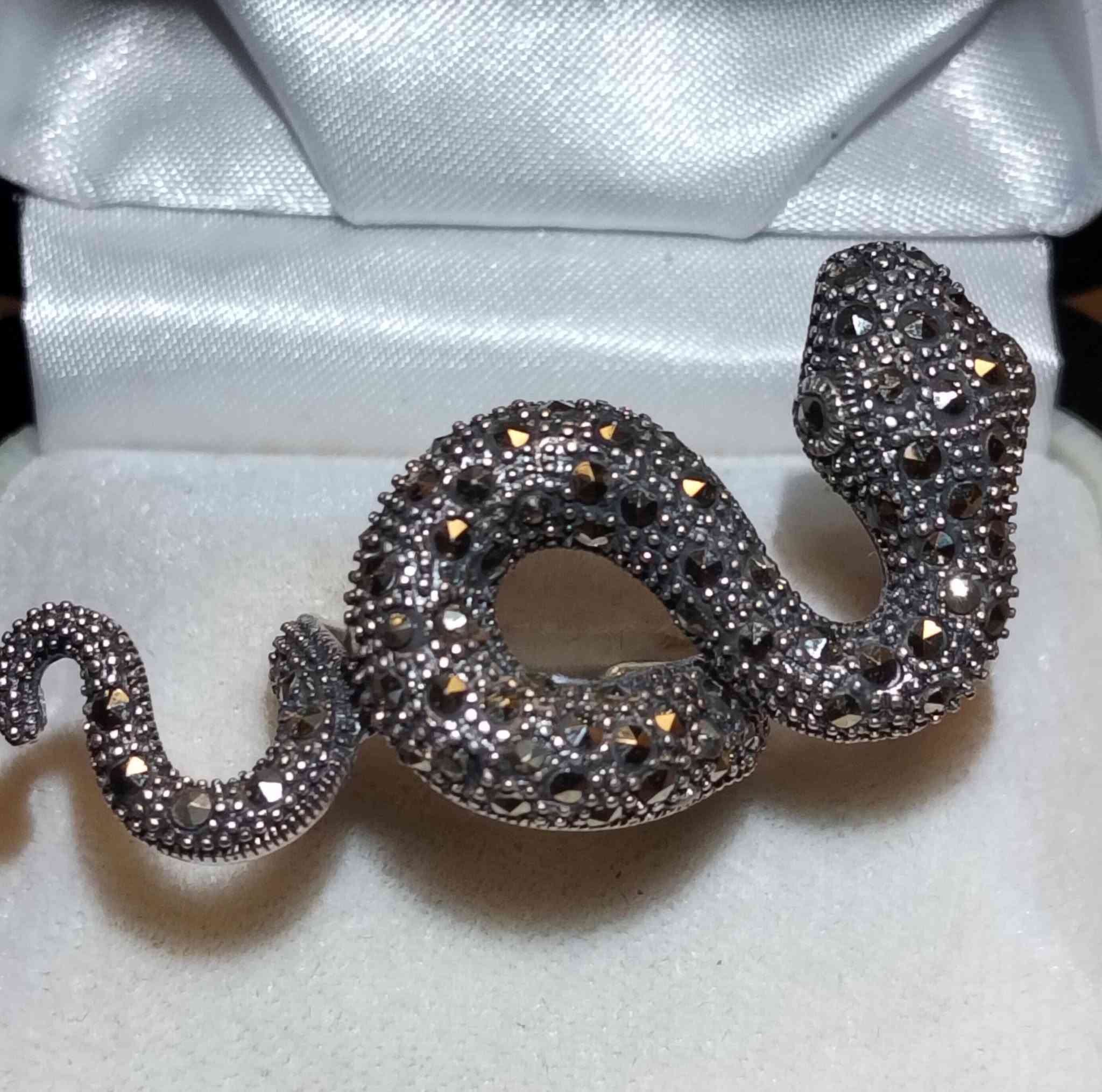 خاتم فضه ماركيزت ايطالي عيار 925..ترندى جدا ..خاتم واحد لكن بعرض ثلاث اصابع..مقاس 16


**إذا كنت صاحب هذا الإعلان وتريد حذفه لأي سبب، رجاءا أرسل رسالة إلى الدعم الفني**