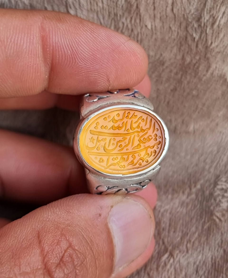 عقيق يماني اصفر زعفران مخطوط خط يدوي محمد همداني 
🍋انما يريد الله ليذهب عنكم الرجس أهل البيت ويطهركم تطهيرا 🍋بصياغه يدويه ثقيله للبيع مكاني بغداد يوجد توصيل إلى جميع المحافظات للبيع فقط فقط أحبتي ما اراوس بس ابيع 
***********
