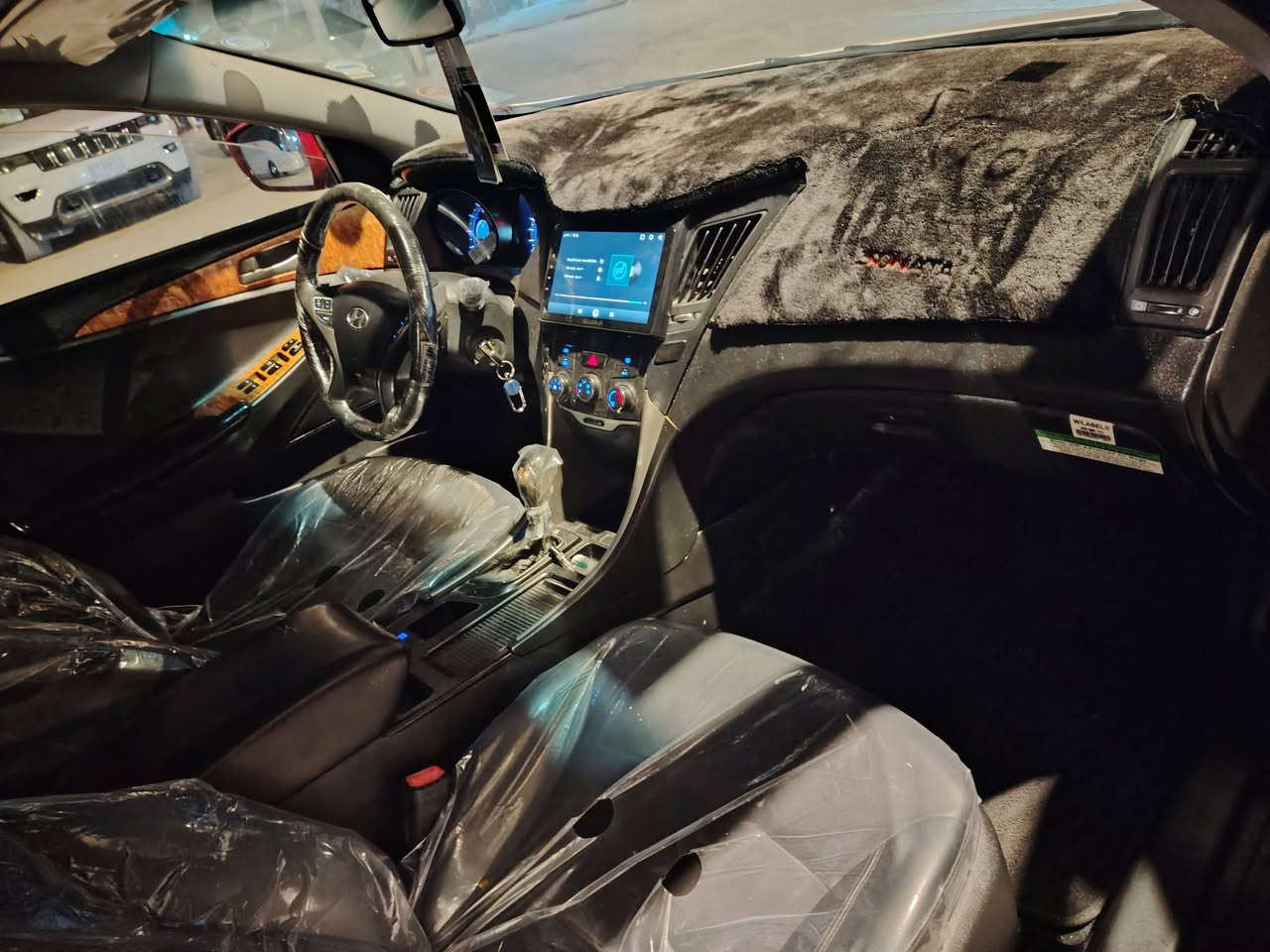 السلام عليكم سوناته سنه 2013 سياره وارد كوري مكفوله من الحادث ومن تبديل كوري معروف يجي بي صبغ بس باقي كفاله مكينه 2000 دوش كير تمام تبريد شغال حداديه جديده طخم تاير مشروع وطني سنويه ما منتهيه سياره اي نقص ما بيه وجاهزه الخير سعر 118 جوال *********** عنوان بصره 🌹
