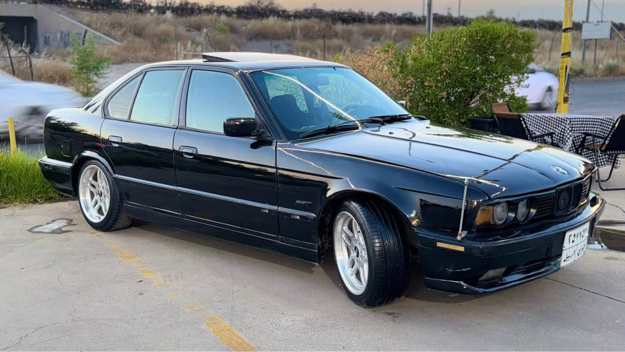 Bmw 525i ١٩٩١فوول فوول مواسه فات ته نها گير عادييه سبوخ حامه 
جه مپه كى خه فيفى پيش هه يه له گه ل جامولخى بشته وه ى لاى سايه ق كه ميكى گرتيه به لام ناو عه وز به شه رت گيرو مه كينه به شه ر كؤم پريسه رى ته بريت پيوه يه بؤ زانيارى من خاوه ن سه ياره نيم ئه وه ره قه مى خاوه نيتى *********** أربيل, العراق
