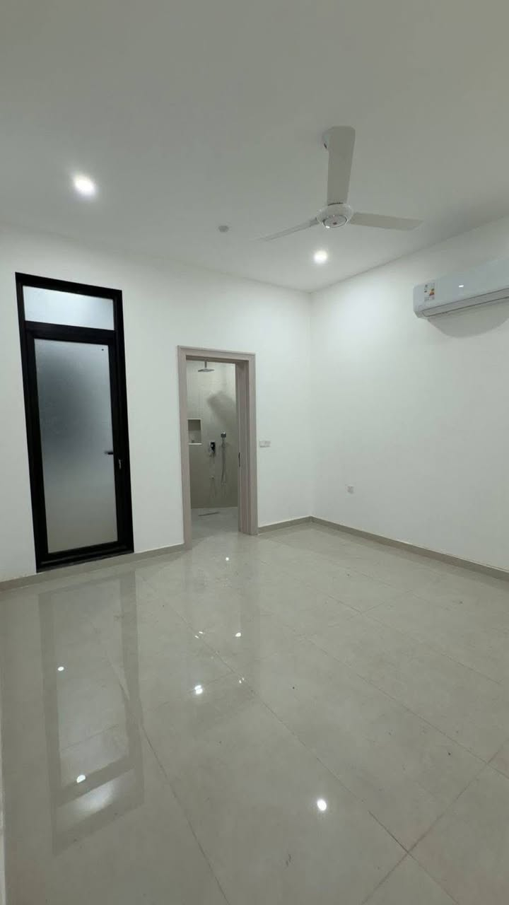 شقق للايجار  غير مستعملة
بغداد شارع المطار خلف جامعة المشرق 
مجمع الضباط السكني 
تحتوي البناية على 12 وحدة سكنية 
وكراج 
ومصعد 
وتتوفر في كل شقة سبالت وكاونتر 
سعر الشقة 2 غرف: 750 الف
سعر الشقة 3 غرف: 800 الف
الاتصال  ***********
