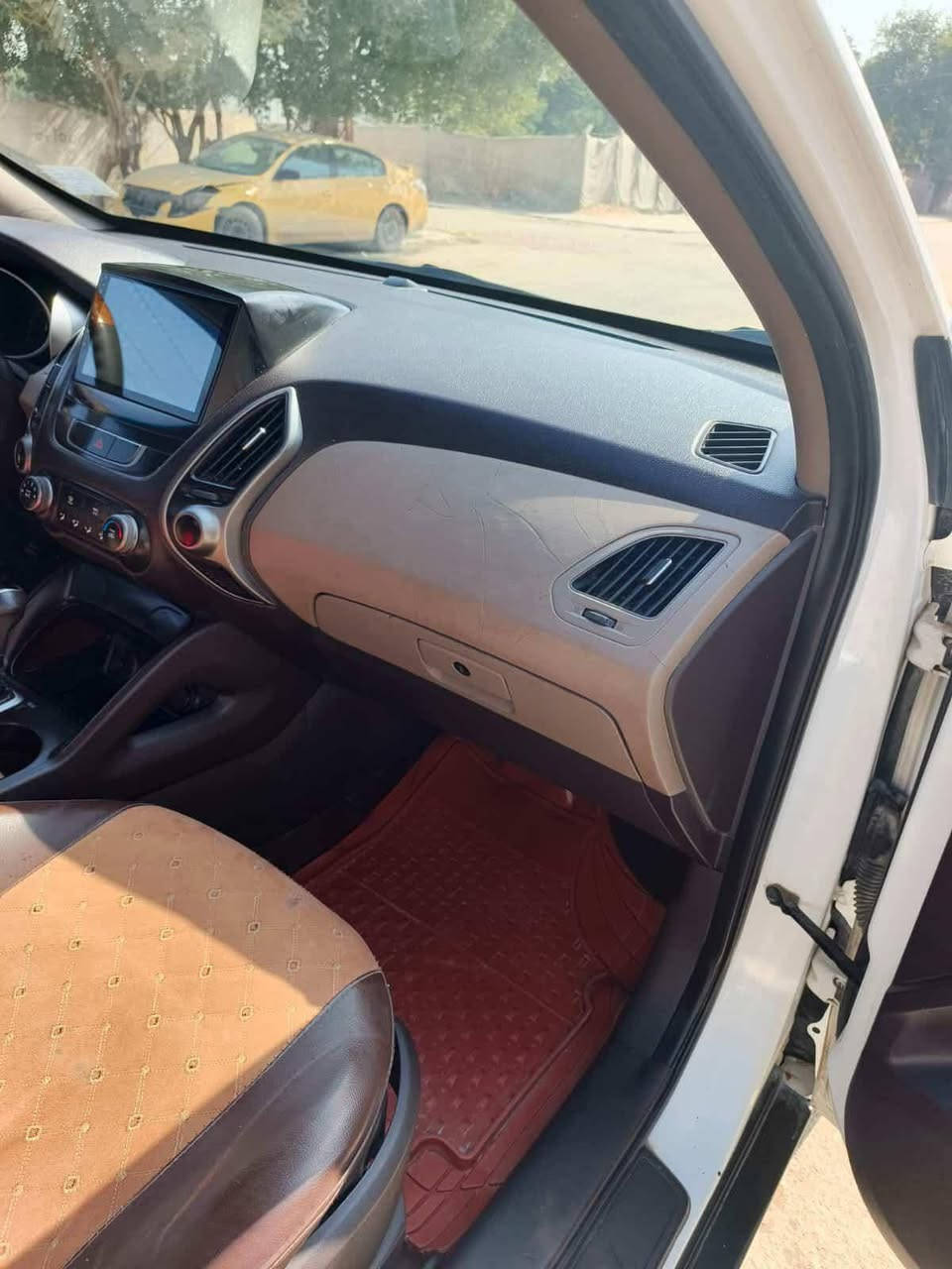 السلام عليكم كلبي
الاسم: توسان خليجي
موديل :2014
الموصفات:نص فول 
مكينه:2000 دوش مامفتوح 
رقم العجله : بابل باسمي تحويل ثاني يوم 
كير /اوتماتيك +عادي 
وارد خليجي /سياره بيه ضربه موضحه بل صوره 
سياره اكفلك شواصي لغود تكم حوض جنطه 
1 شاشه تاب اصلي 
2/حساسات خلفيه 
3/كامره خلفيه
4/كشنات جلد 
5/تخم تاير 
السعر 160 وبيه مجال بسيط جدا 
مكاني نجف الاشرف
*********** اتصال  ***********واتساب فقط
