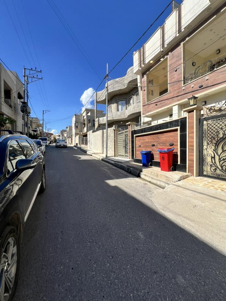 دار للبيع حي الحدباء اراضي بلدية الالف 

مساحة الدار 100 متر واجهه 5 متر 

الدار مكون من طابقين ثلاث غرف نوم 

شارع تبليط 12 متر 

للاستفسار مراجعة مكتب العمران سايدين حي السكر او الاتصال على الارقام 
***********
***********
