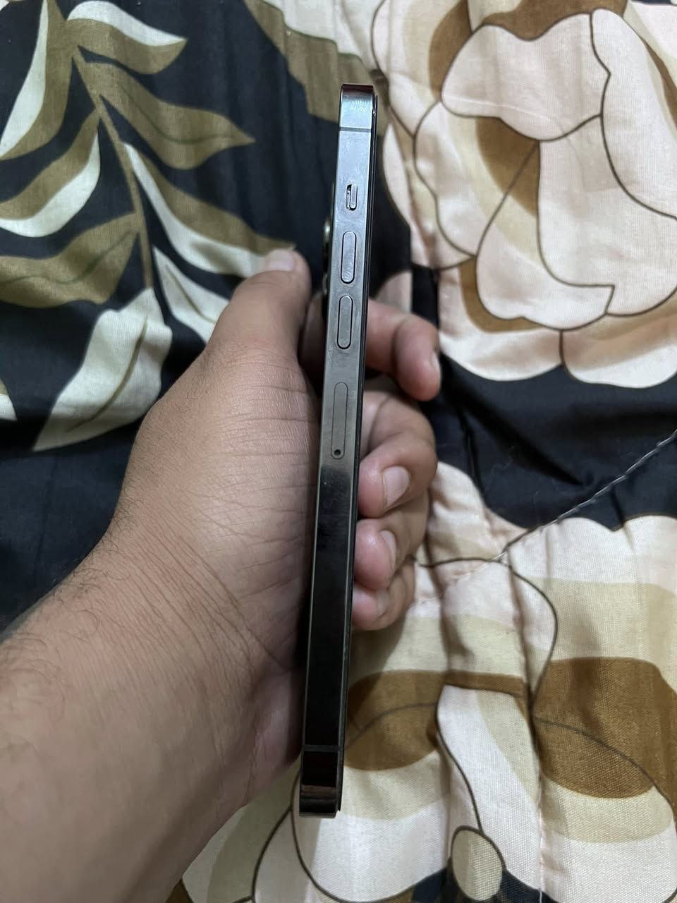 سلام عليكم ايفون13pro max لون اسود
ذاكره ٢٥٦.   بطاريه 81 جهاز فقط فيس ايدي واكف  وبي مشكله بسيطه خابرني واكلك عليها ملاحضه مكاني بيجي توصيل تكريت وبيجي موجود فقط بيع بدون مراوس سعره٦٥٠ هـ***********
