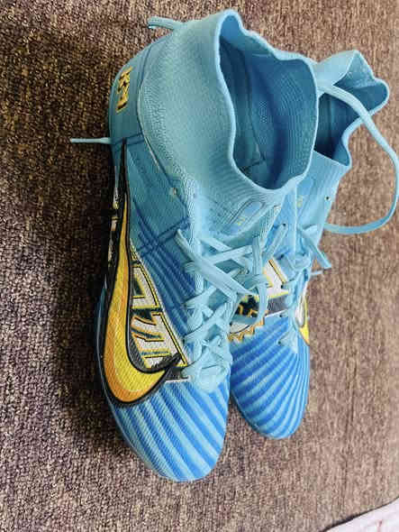 السلام عليكم للبيع ستد كره قدم نايك ميركل قياس 42 ماخذ بس الدبان مالتهه مستعمل شي بسيط سعره 30 بي بسيط مجال توصيل موجود هاتف ***********
