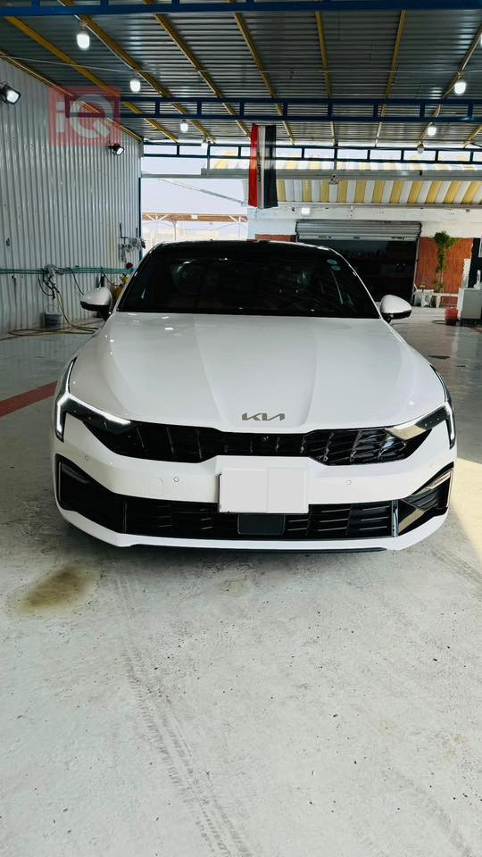 Kia K5 2024 – VIP (مواصفات خاصة)
▪️ أعلى فئة بالشركة (فل كامل 1/1)

▪️ ممشى39 ألف كم

رقم أربيل باسم شركه الاعتماد

▪️ كلين خليجي

▪️ بيها مكانين مسحوبات ع كد اربع أصابع الباقي كفاله 

مغلفه كلها نانو حتى التنته وبي ضمان 10 سنوات 

🔹 اللون: بيانو بلاك بالكامل

🔹 داخل جلد مشمشي مع صاج رصاصي

🔹 محرك 2500cc

الضمان:

✔️ 5 سنوات ضمان

المواصفات:

 • إنارة داخلية محيطية متعددة الألوان

 • أوتو هولد

 • نظام ترحيب عند الاقتراب وعند إطفاء السيارة

 • 5 كامرات

 • رادارات أمامي / خلفي / جانبي

 • حساسات أمامي وخلفي

 • تحذير النقطة العمياء

 • تحذير تصادم وفتح الباب

 • توقف ذاتي

 • مرايا جانبية قلاب

 • فتح صندوق كهرباء مع خاصية الفتح عند الاقتراب

 • أبواب شفط

 • مقاعد جلد كهرباء (حار / بارد)

 • تشغيل وإطفاء عن بُعد

 • فتح وغلق الجام عن بُعد

 • مراية وسط تعتيم

 • قفل أمان للأطفال

 • وغيرها الكثير…
مكاني البصره 

السعر 234 وبيها مجال

***********
