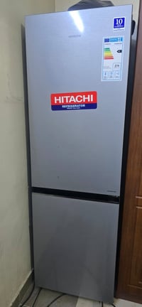 ثلاجة + مجمدة هيتاشي استخدام قليل نظيفة جداً  السعر ٦٠٠ الف وبيها مجال...