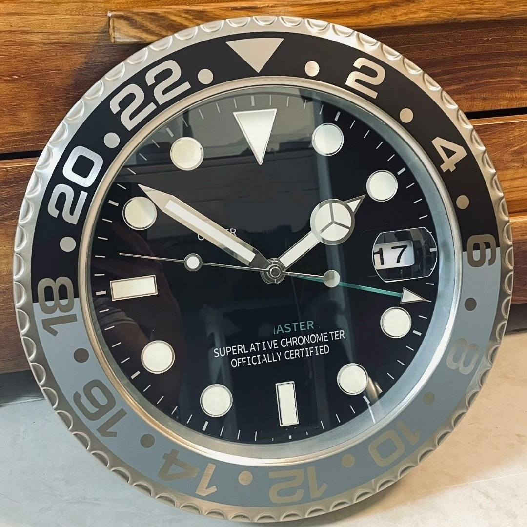 الف رحمه على  روح امه وابوه الي يعلقلي مصدر رزقي الوحيد ⌚
 ساعة جدارية فخمة بتصميم مستوحى من أشهر ساعات العالم.

شكلها يعطي إحساس ساعة يد عملاقة على الحائط.

حركة هادئة بدون صوت مزعج.

مناسبة للبيت، المكتب، الكافيه أو حتى غرفة الألعاب.

قطعة ديكور تلفت الانتباه فوراً.

اختيار مثالي لعشاق الساعات الكلاسيكية.

يوجد خدمة توصيل لجميع المحافظات بغداد, العراق


**إذا كنت صاحب هذا الإعلان وتريد حذفه لأي سبب، رجاءا أرسل رسالة إلى الدعم الفني**