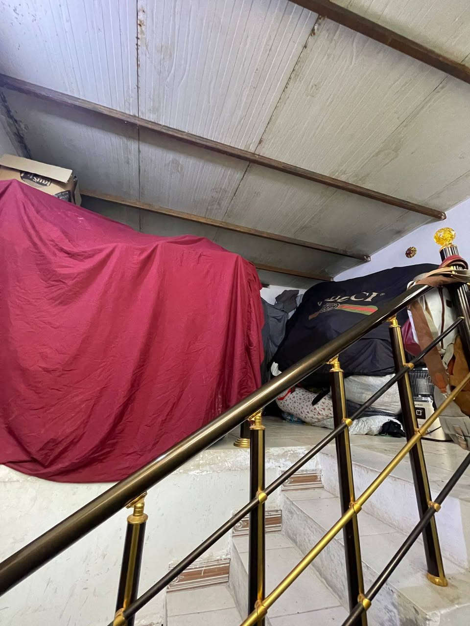 السلام عليكم

بيت للبيع مساحه 50متر كامل من كلشي بس الواجهيه 

بين الصحه والستين يريد الاستفسار***********  واتس اب
