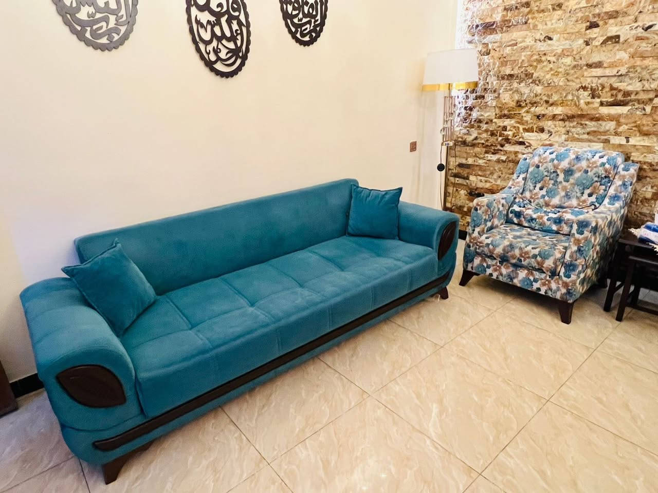 من رخصة الادمن المحترم 
تخم 10 مقاعد تركي ثقيل ماركة انداش يتكون من قنفه 3 مقاعد كبيره عدد (2) وكراسي عدد (2) مع قنفة 2 مقاعد عدد واحد مع كوشات ومساند ظهر نفس لون الكراسي نظيف لا جلغ ولا شك ولا كسر ولا اسفنج نازل مخزن كبير وسرير الظهر
***********
