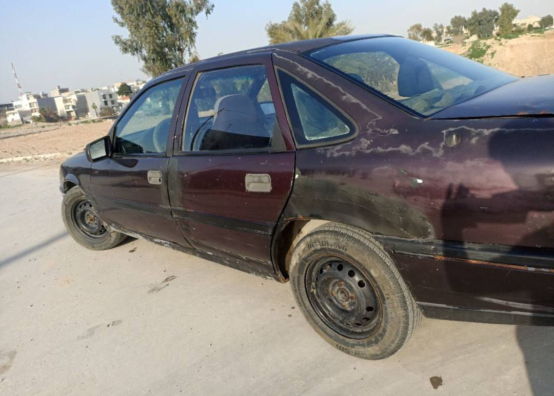 سيارة فيكترا موديل 1991اللون احمر ماروني محرك ك حجم 18 نظيف جدآ كير عادي جيد  صبغها احمر ماروني اصلي بلادي غير مصبوغة فقط الدواير وبعض الطخات البسيطة رقمها الماني وشرط التحويل للاتصال ***********
