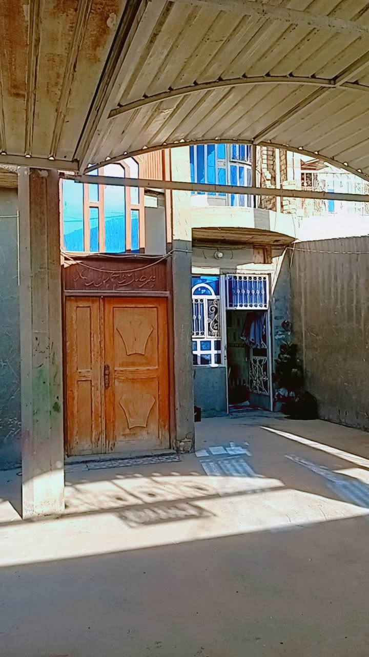 السلام عليكم بيت مساحة ٢٣٨م طابو صرف طابقين الطابق الأول غرفتين نوم زائد مطبخ استقبال كليدور وصحيات داخليه وخارجية
الطابق الثاني ٣ غرف نوم زائد كليدور كبير وصحيات 
ملاحظه البيت يحتاج إلى أرضية  والبيت بناء ٢٠١٥ رقم الهاتف *********** العنوان حي العسكري خلف دائرة النفط ومستوصف شهيد الإسلام
