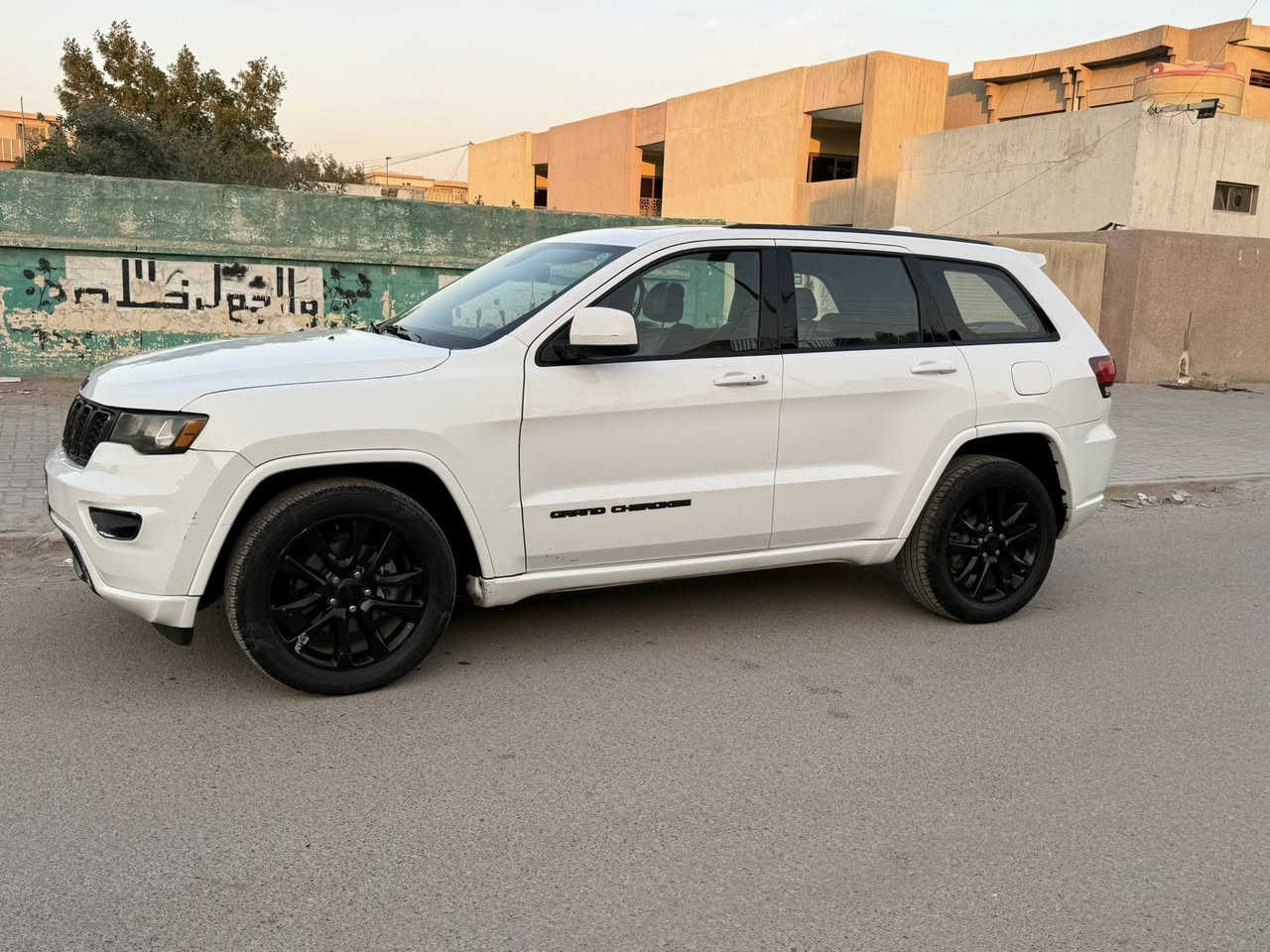 السلام عليكم
للبيع جيب موديل 2017 بلاك توب فول 

وارد امريكي حادثها موضح ب الصور تبديل قطعتين وصبغ قطعتين بدون دواخل شاصي لغد مكفول 

ماشيه 88 مكينه گير مكفولات 

السعر 200 وبيها مجال 

العنوان بغداد جميله 

***********
