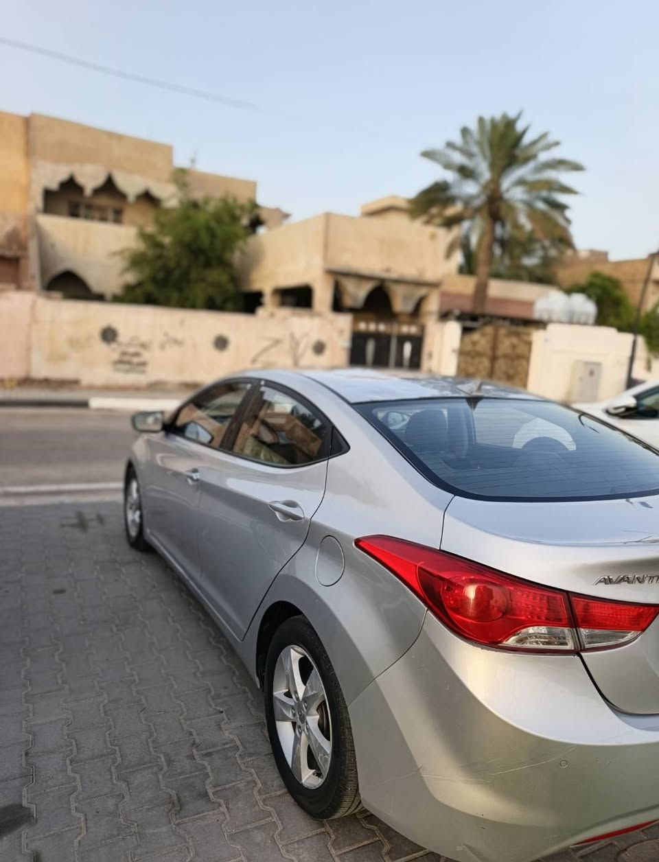 السلام عليكم
النترا افانتي ٢٠١٤ السيارة جديدة وجاهز مكينة كير حدادة تبريد ثلج شاشة اندرويد داخل جلد السعر ٤٦ وبيها مجال قليل او لمراوس حسب الرغبة
***********

