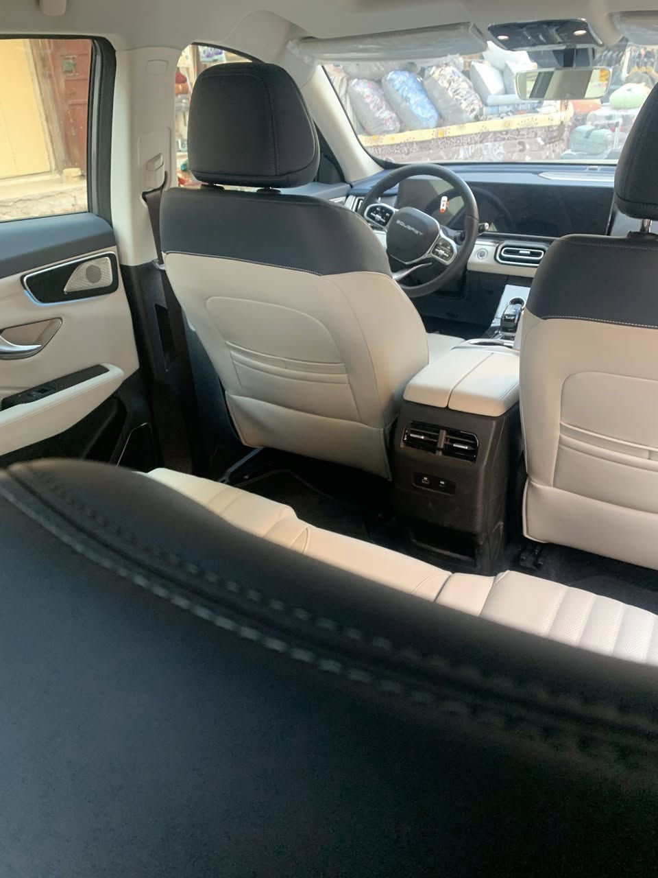 🔴 السعر : اتصال ***********
سيارة سوئيست S07 1.6L PREMIUM.   2026.     5
نظرة عامة:
سيارة سوئيست S07 1.6L PREMIUM موديل 2026 (مواصفات خليجية) هي SUV عائلية بثلاثة صفوف تتسع لـ7 ركاب، مقدمة من شركة آفاق الخليج للوكالات التجارية، الوكيل الرسمي في العراق. تجمع بين الأداء القوي، التقنيات المتطورة، والراحة الفاخرة.
المواصفات الفنية:  
المحرك: 1.6 لتر تيربو، 4 أسطوانات، 197 حصان، عزم 290 نيوتن-متر.  
ناقل الحركة: أوتوماتيكي دبل كلاتش 7 سرعات.  
استهلاك الوقود: 8 لتر/100 كم.  
العداد: 1800 كم.  
الضمان: 6 سنوات/200,000 كم (أساسي)، 10 سنوات/مليون كم (محرك للمالك الأول).
المميزات الرئيسية:  
تصميم عصري: إطارات 20 إنش، فتحة سقف بانوراما، إضاءة LED أوتوماتيكية.  
تقنيات ذكية: شاشة 24.6 إنش، كاميرات 540 درجة، قيادة شبه ذاتية، رادار تفاعلي.  
أنظمة أمان: تحذير التصادم، كبح طوارئ، مراقبة النقاط العمياء، 6 وسائد هوائية.  
راحة فاخرة: مقاعد جلدية كهربائية (السائق مبرد)، تكييف ثلاثي المناطق، ثلاجة مدمجة.
