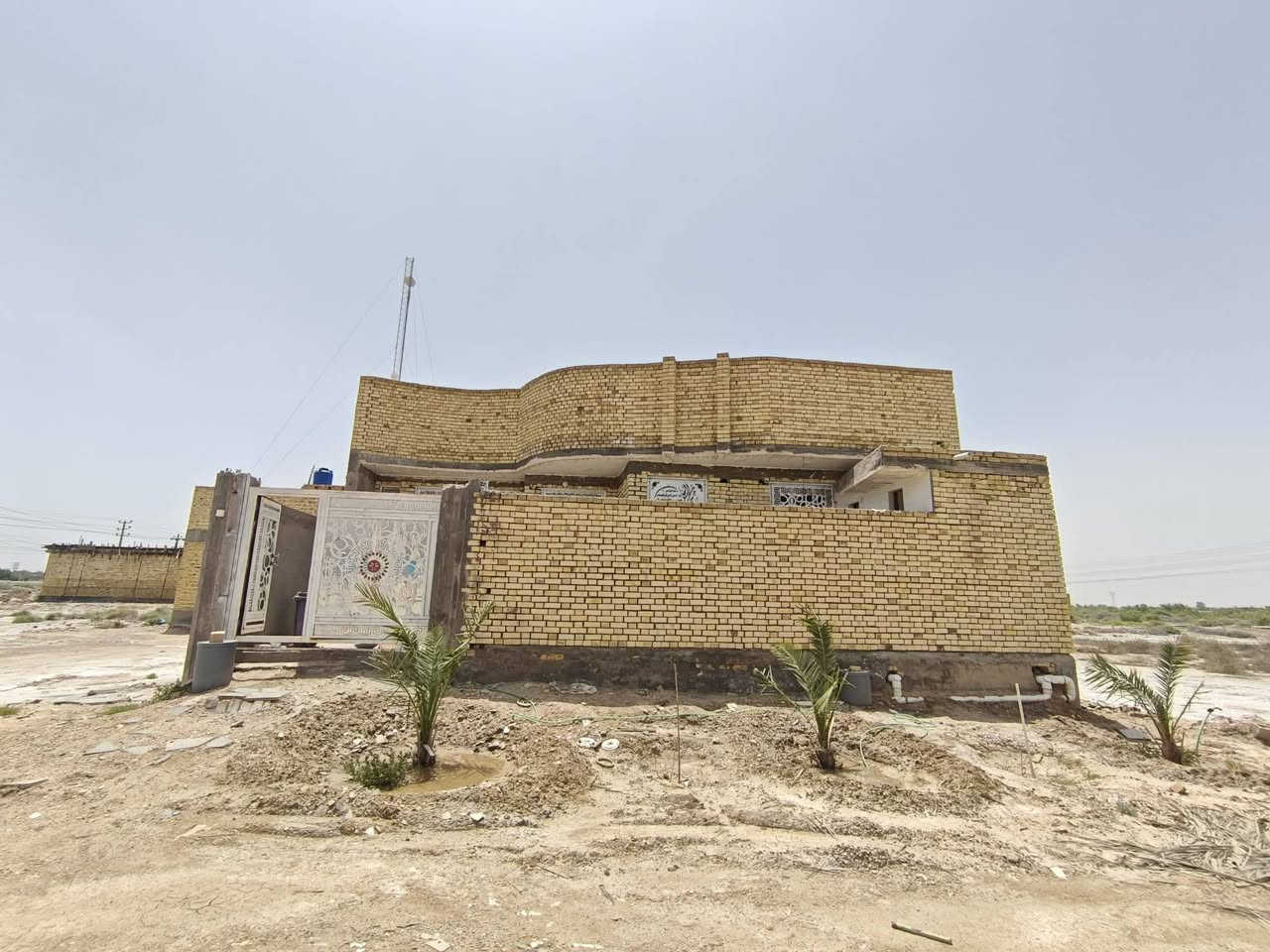 للبيع بيت مساحه250متر بين الشقق والطاقه حي العدل مكون من غرفتين وصاله 2و حمامات داخليه و خارجيه واستقبال وبيتونه  للاستفسار تصال على الرقم التالي ***********
