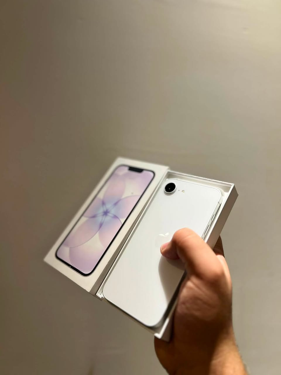 iPhone 17e 
ذاكره 256 
بطاريه 100 مشحون (20 مره فقط)ستعمال سبوعين 
جهاز كامل ملحقات حت كيبل الاصلي بي 
جهاز الحد الآن ضمانه سنه كامله من شركه ابل 
جهاز شرق اوسط شريحه فعليه مو إلكتروني يعني المرغوب ويصير اله اكتروني 
سعر 875 الف
مكاني بغداد 
***********
