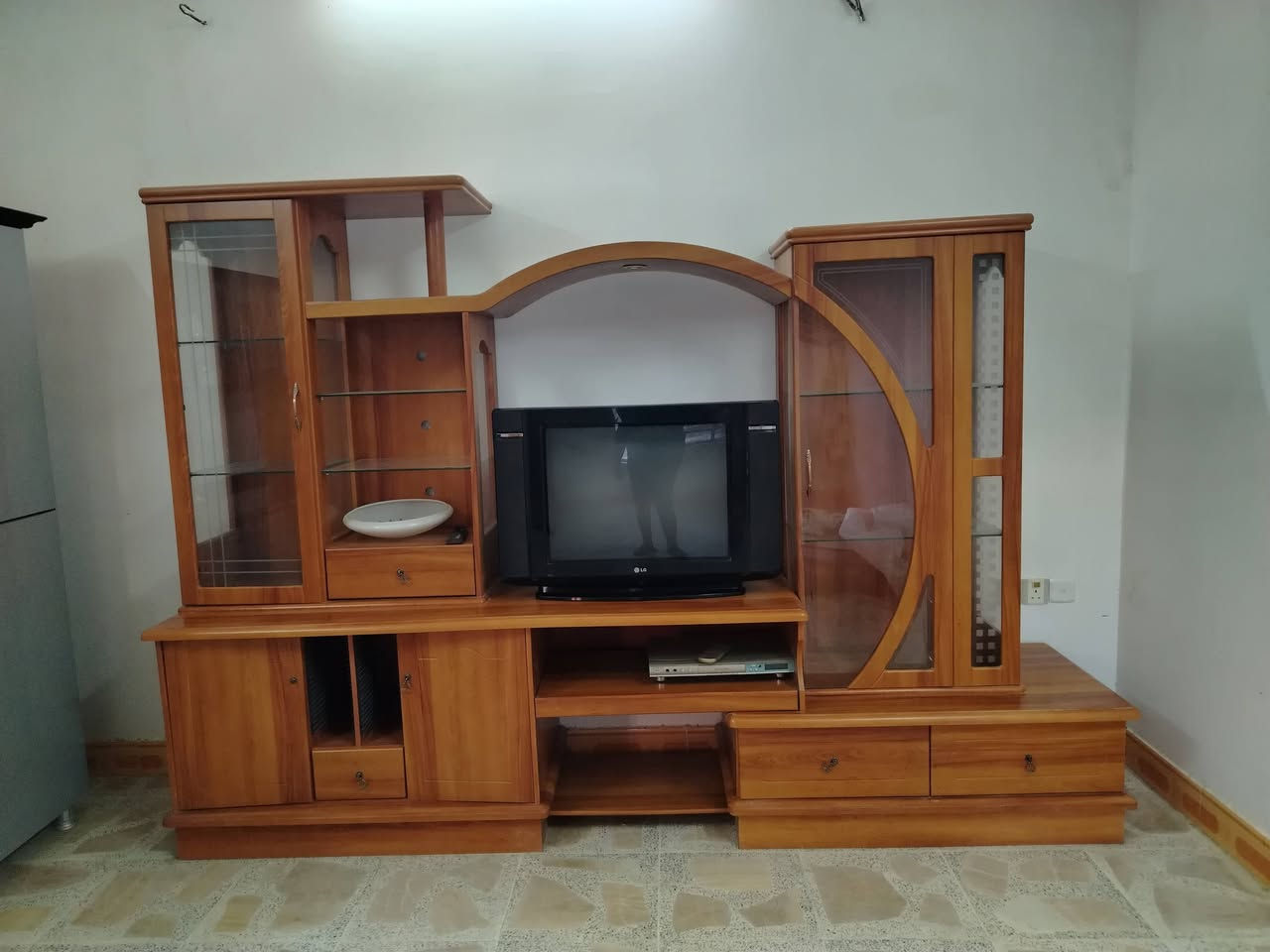 السلام عليكم
للبيع أثاث مكون من
1) تخم ديوان10 مقاعد بسعر150الف
2) بوفية صاج تركي درجة أولى بسعر 150الف
3) شاشة شغالة نوع LG ابو المكينة بسعر 50 الف 
4) تلفزيون صغير نوع كونكا الأصلي بسعر 20 الف
طبلة صاج وسطية ام الدولفين قياس 115سم بسعر 20 الف

للاستفسار الاتصال على هذا الرقم
 ***********
