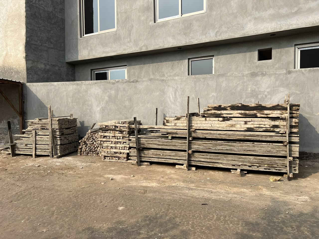 قالب خشب للبيع نضيف العدد ٦مكاعب ونص المكان حله للاستفسار الاتصال على الرقم***********
