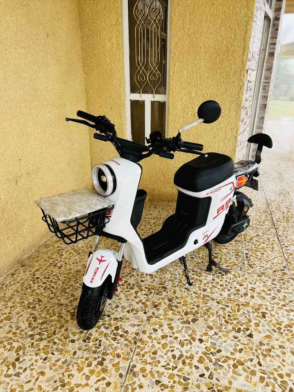 ‏ دراجه R9
‏موديل 2025

￼ خمس بطاريات 

‏دراجة نظيفة 

‏دراجة ما ماشية هواية بس على كد مسواك البيت

‏السعر 400 وبيها مجال دراجة نظيفة بس مجبور أبيعها 

‏عنوان صلاح الدين ناحية يثرب قرب جامع مزدلفة 

‏الرقم *********** ￼￼￼.
