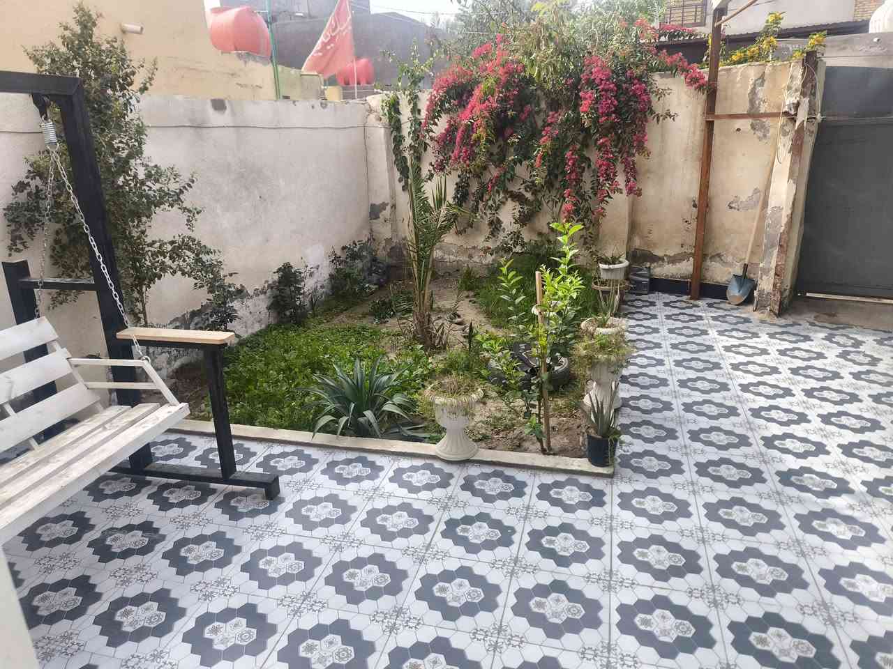 بيت للبيع حي السادة الاميال قرب جامع المصطفى مساحته 300 متر تقريباً يحتوي على استقبال وصاله وثلاث غرف ومطبخ وصحيات خارجيه بناء طابوق وعگاده البيت بمستوى الشارع 
خدمات (الجهد الخدمي) ماء كهرباء مجاري وعلى ابواب اعمال البلديه تبليط أو مقرنص للأستفسار اكثر الاتصال ***********
