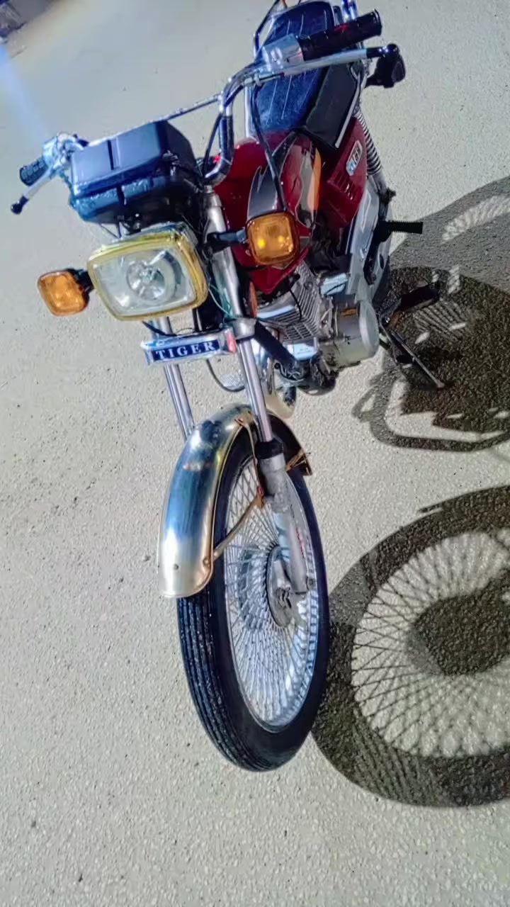 البيع درجة تيكر  وراق اصولي  موديل 18كلشي شغل بيع مستعجل السعر 350بيه مجال ***********
